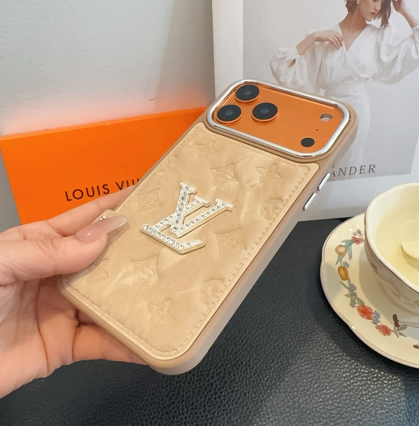 🔥LV雪山绒压花钻标 ✨🧡🩶轻奢银镀贴绒tPu皮壳🔥🔥手感舒适，高档奢华！型号：为了不出现报错型号，请打