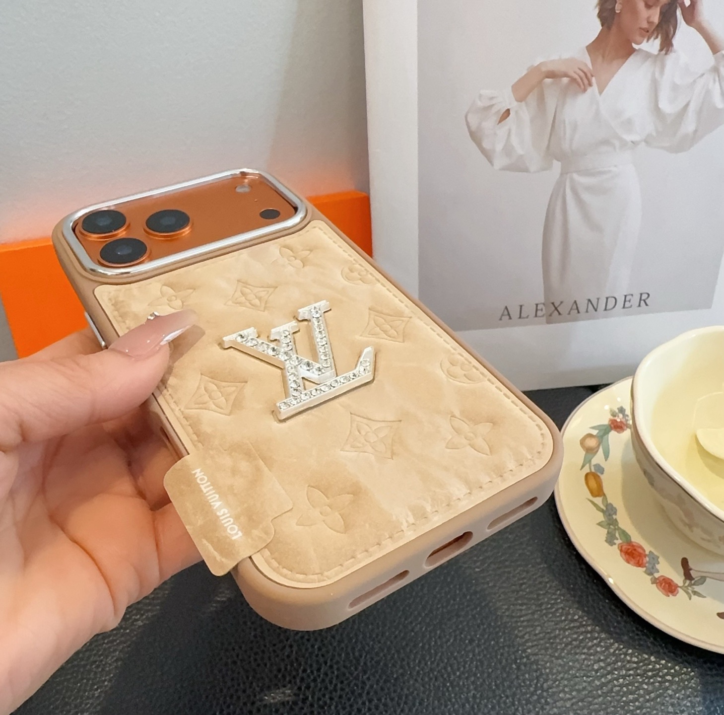 🔥LV雪山绒压花钻标 ✨🧡🩶轻奢银镀贴绒tPu皮壳🔥🔥手感舒适，高档奢华！型号：为了不出现报错型号，请打