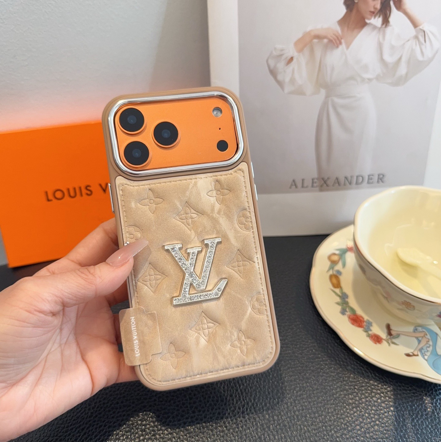 🔥LV雪山绒压花钻标 ✨🧡🩶轻奢银镀贴绒tPu皮壳🔥🔥手感舒适，高档奢华！型号：为了不出现报错型号，请打