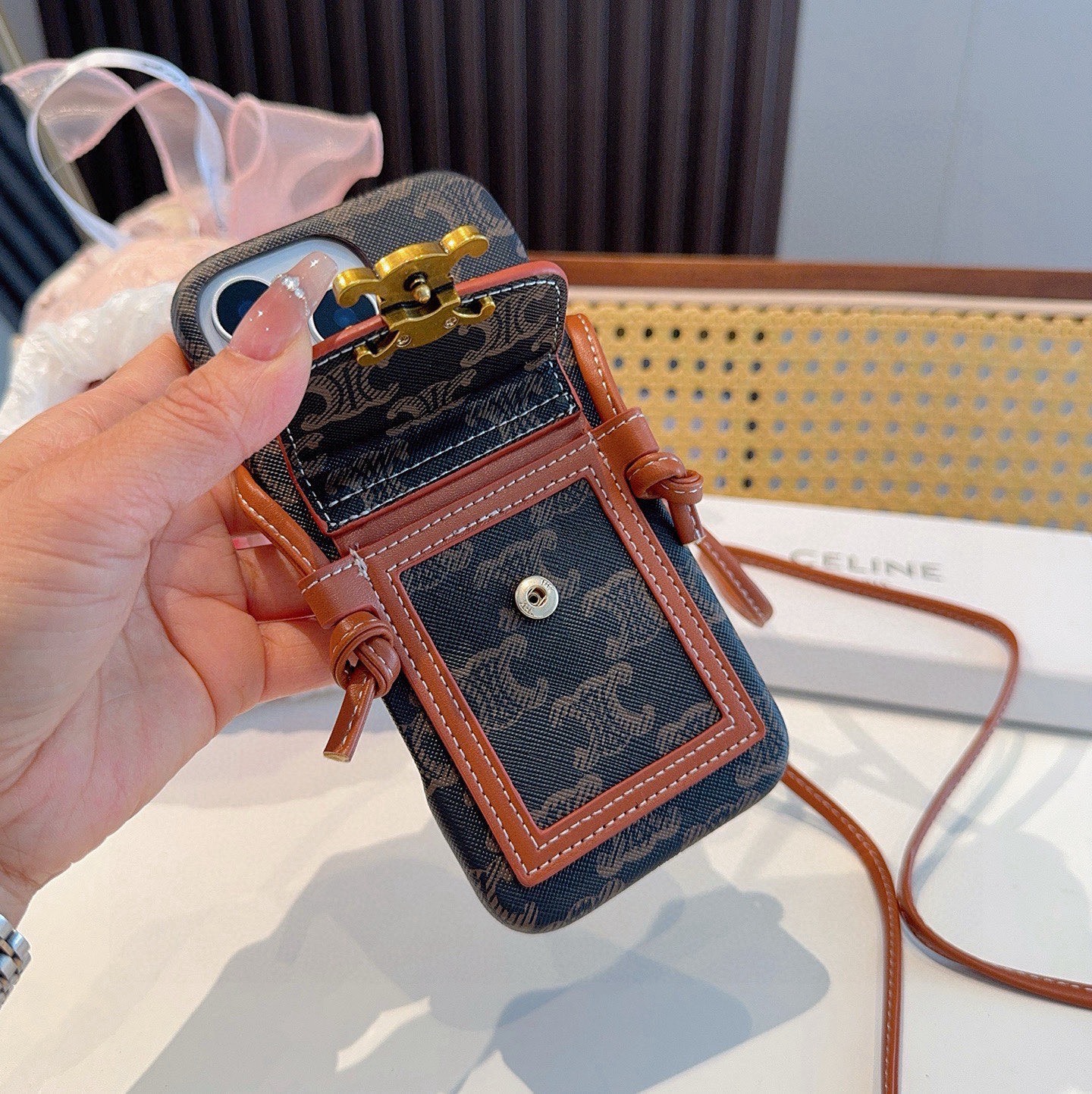 💥celine赛琳卡包手机壳三包壳，可支架，带挂绳可斜挎可挂脖型号：为了不出现报错型号，请打开本机查看手