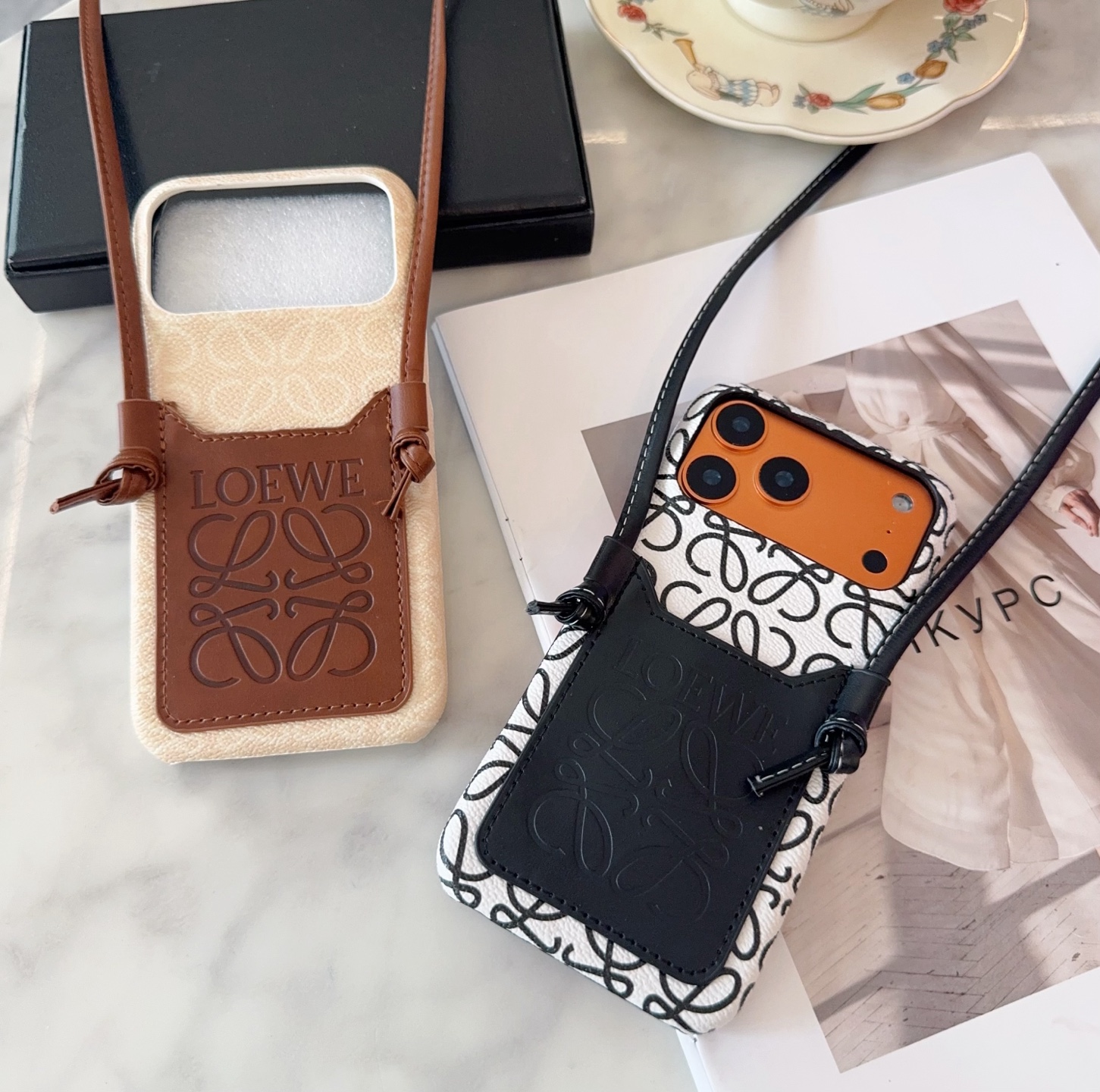 ✨新款上架✨🌟Loewe罗意威斜挎卡包手机壳🤎🖤🤍型号：为了不出现报错型号，请打开本机查看手机设置显示的