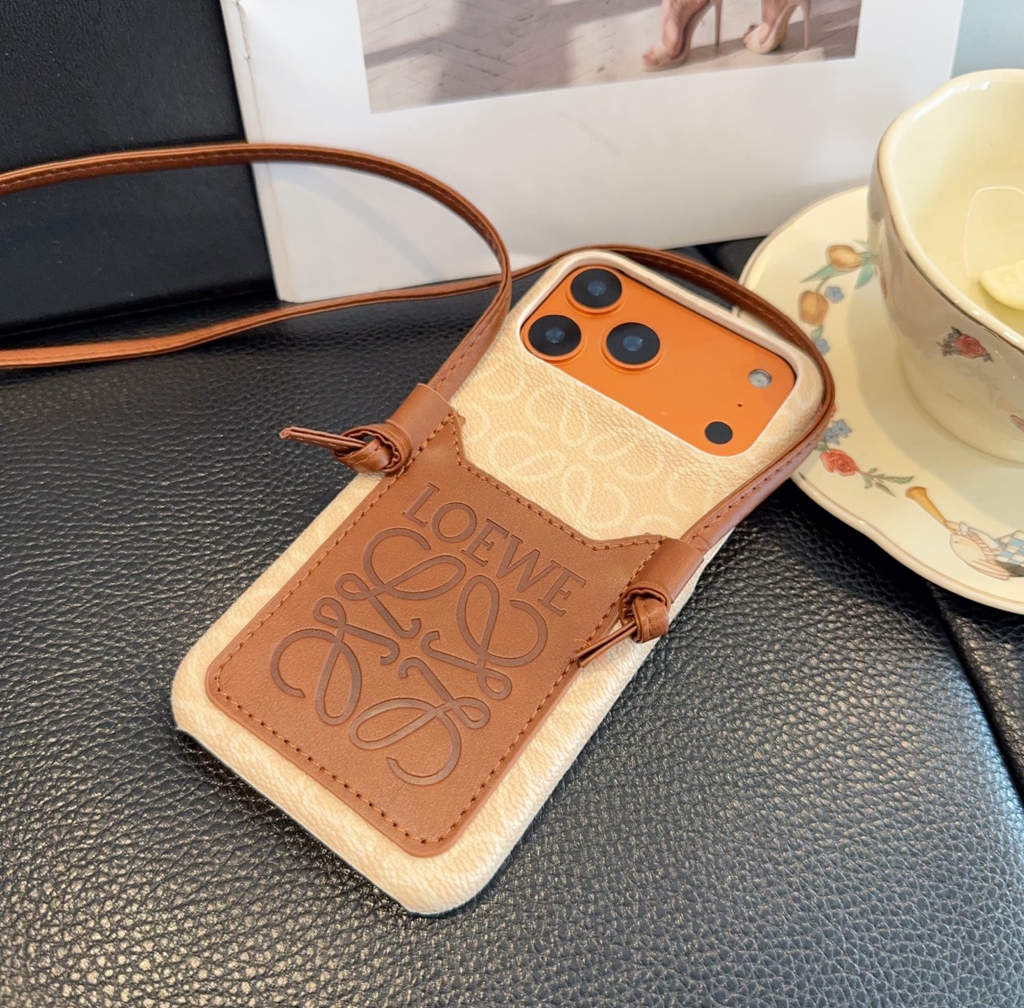 ✨新款上架✨🌟Loewe罗意威斜挎卡包手机壳🤎🖤🤍型号：为了不出现报错型号，请打开本机查看手机设置显示的