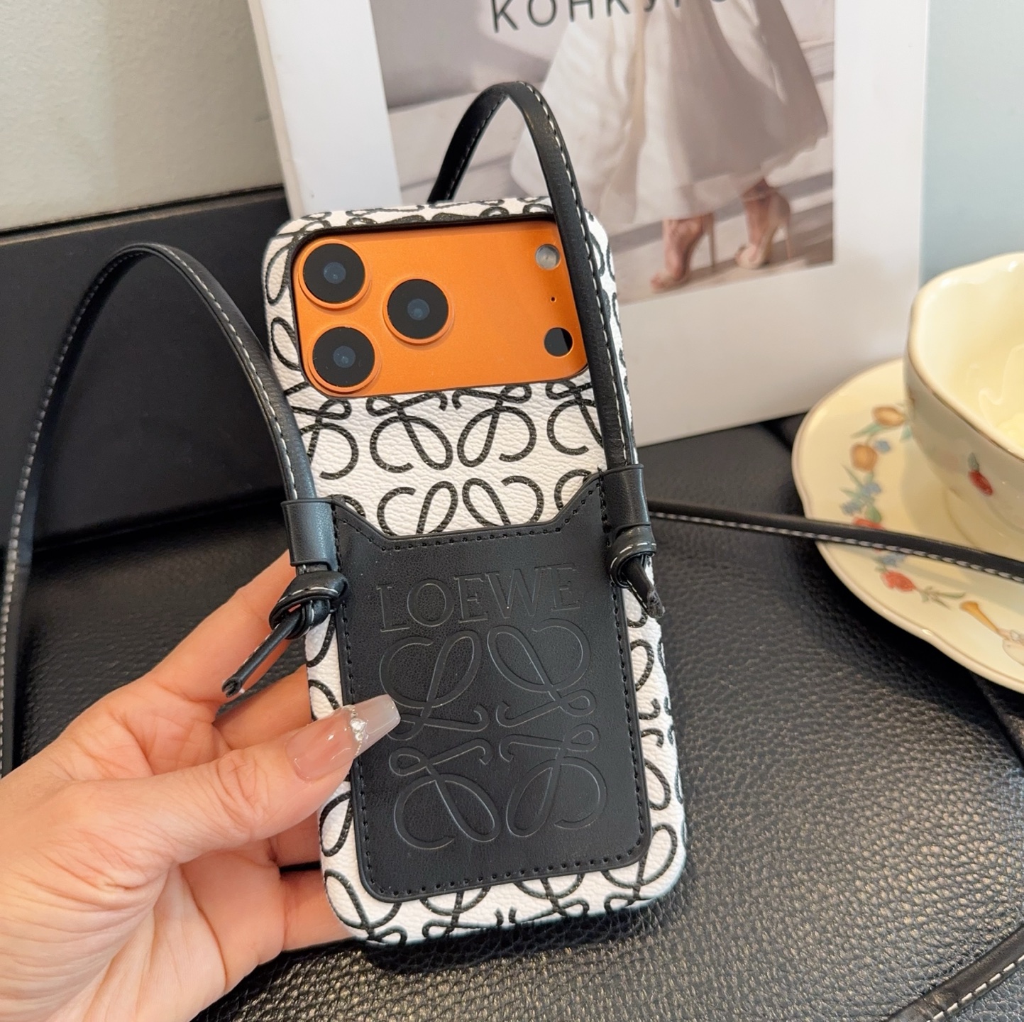 ✨新款上架✨🌟Loewe罗意威斜挎卡包手机壳🤎🖤🤍型号：为了不出现报错型号，请打开本机查看手机设置显示的