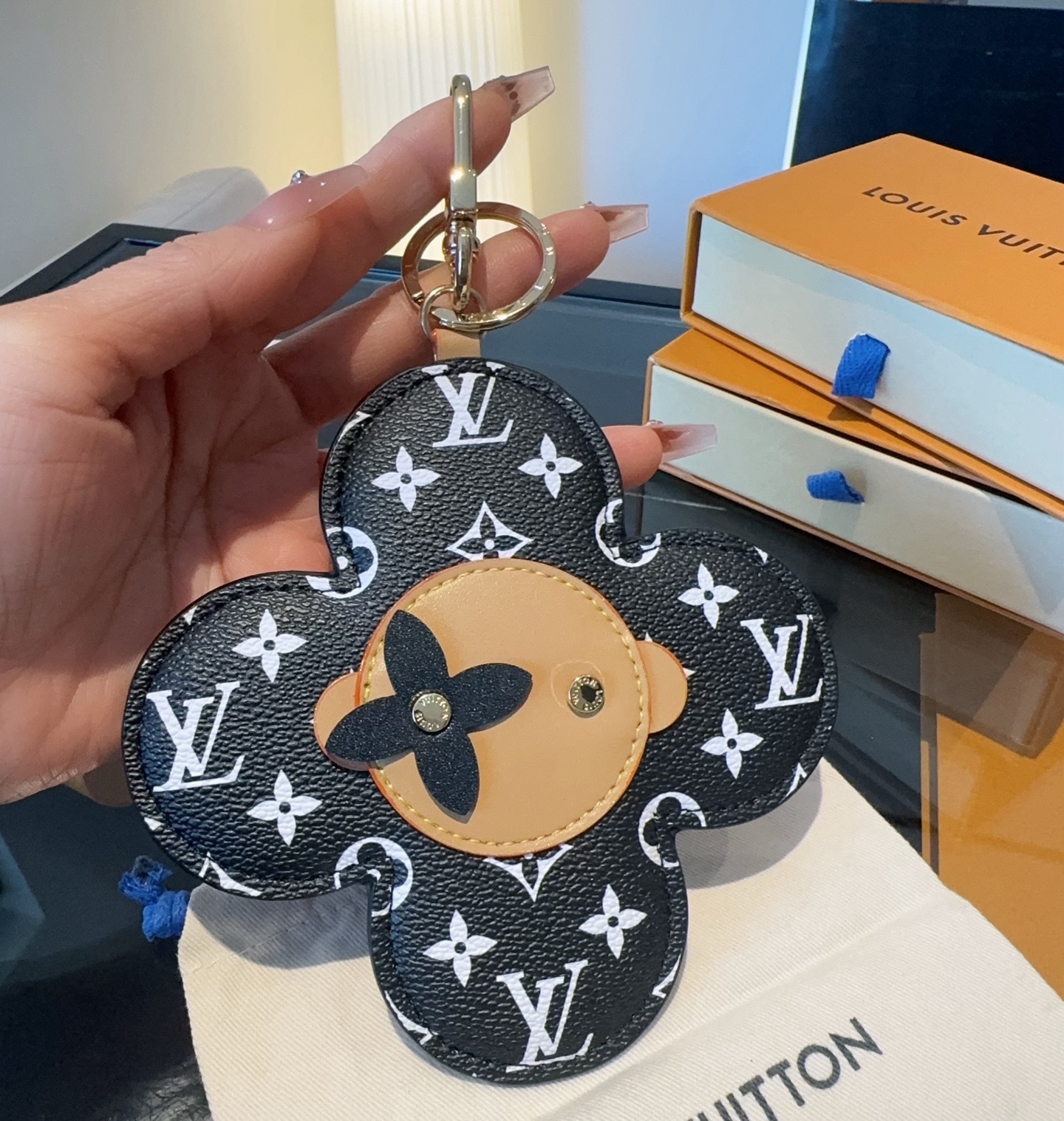 LV钥匙扣Vivienne挂饰 大号 太阳花 包包挂件