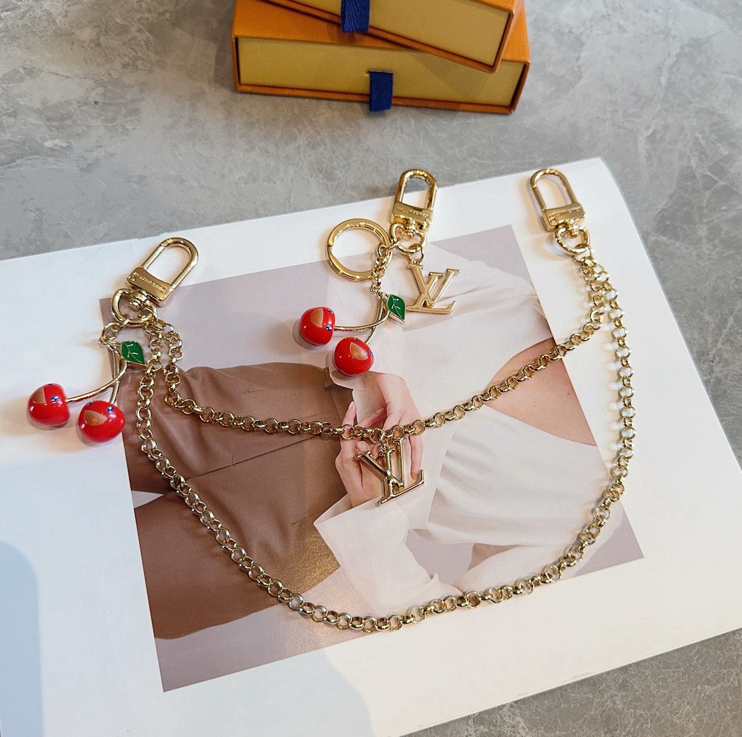 LV x TM LV Cerise 包包链条 包挂饰 钥匙扣 出自路易威登x村上隆复刻系列，为双链条设计