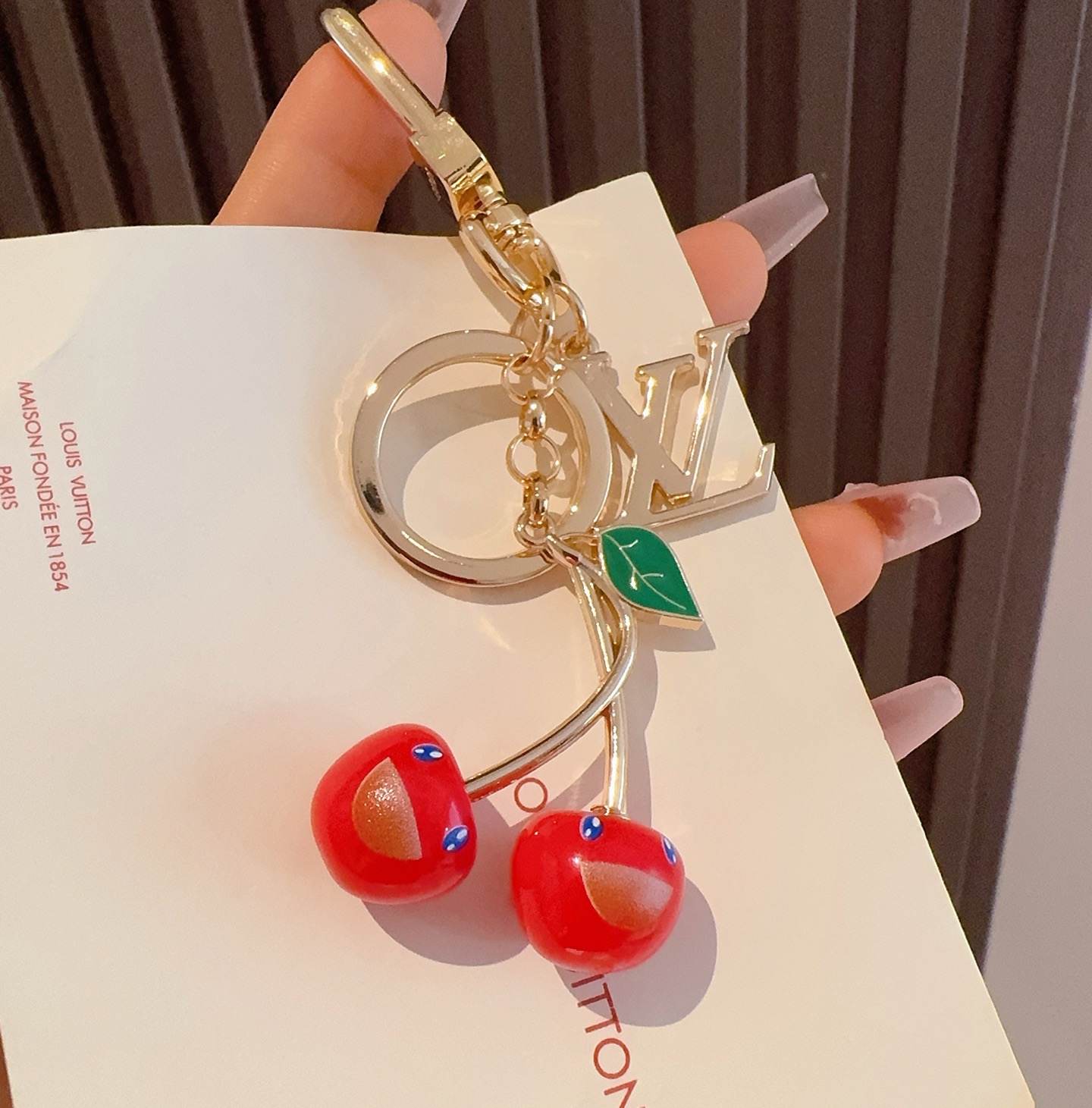 新款M02476 lv樱桃🍒钥匙扣 包包挂件挂饰LV x TM LV Cerise 包饰出自路易威登 x