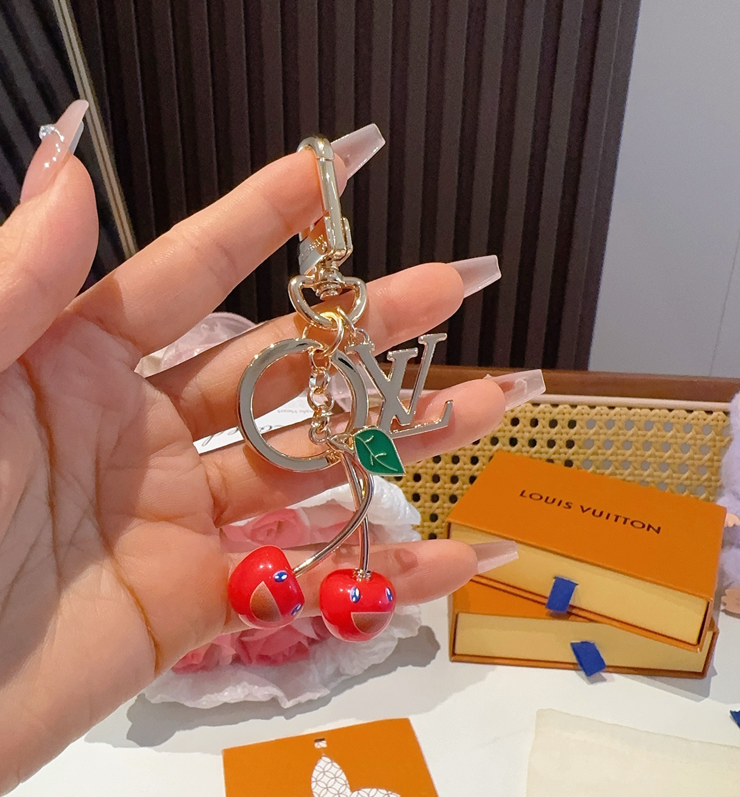 新款M02476 lv樱桃🍒钥匙扣 包包挂件挂饰LV x TM LV Cerise 包饰出自路易威登 x