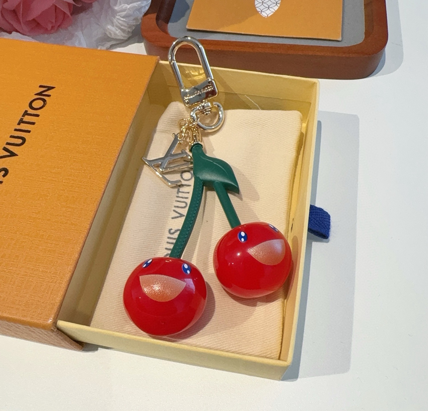 🔥LV 钥匙扣 包包挂件x TM LV Cerise 包饰出自路易威登 村上隆复刻系列，以莹泽金属和有机