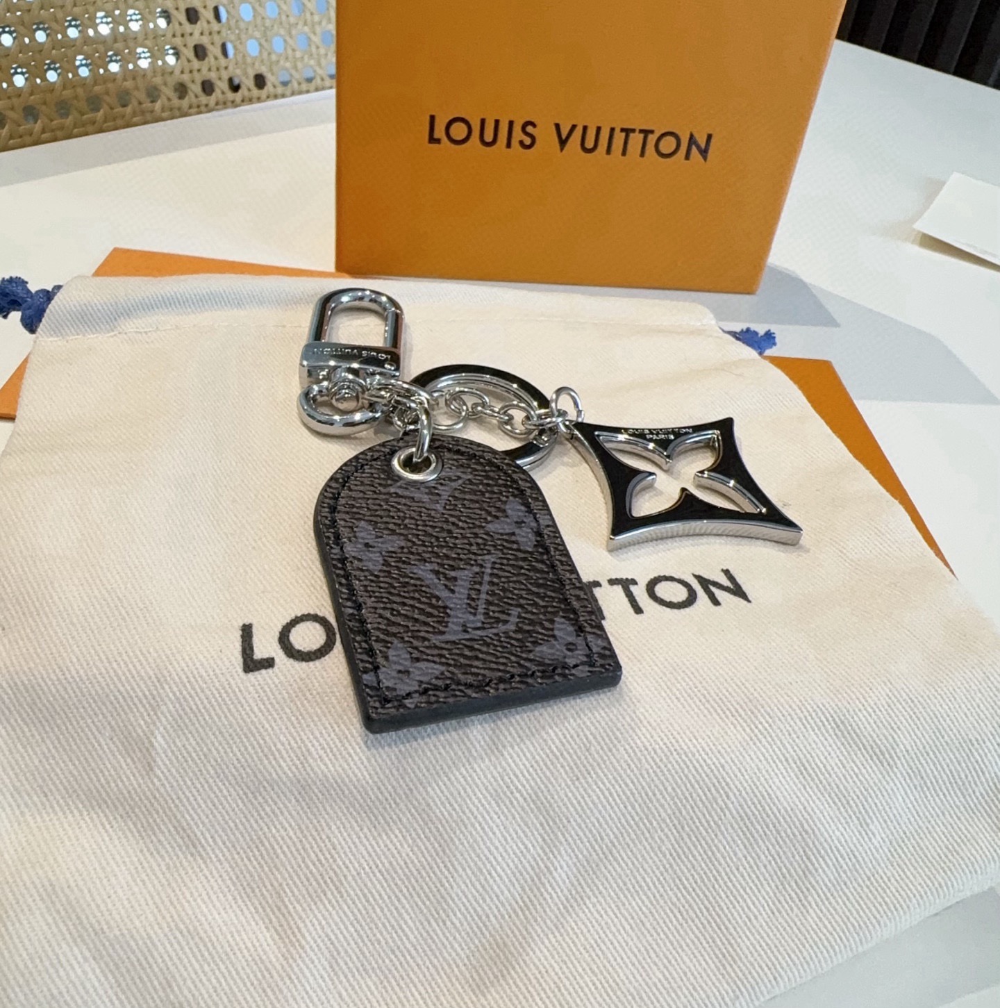 🔥 LV经典老花钥匙扣 包饰与钥匙扣挂件LV Cherished Tab 钥匙扣结合 Monogram 