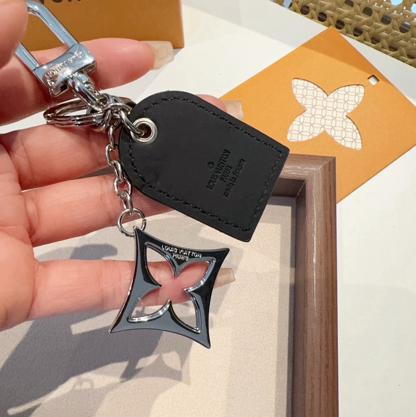 🔥 LV经典老花钥匙扣 包饰与钥匙扣挂件LV Cherished Tab 钥匙扣结合 Monogram 