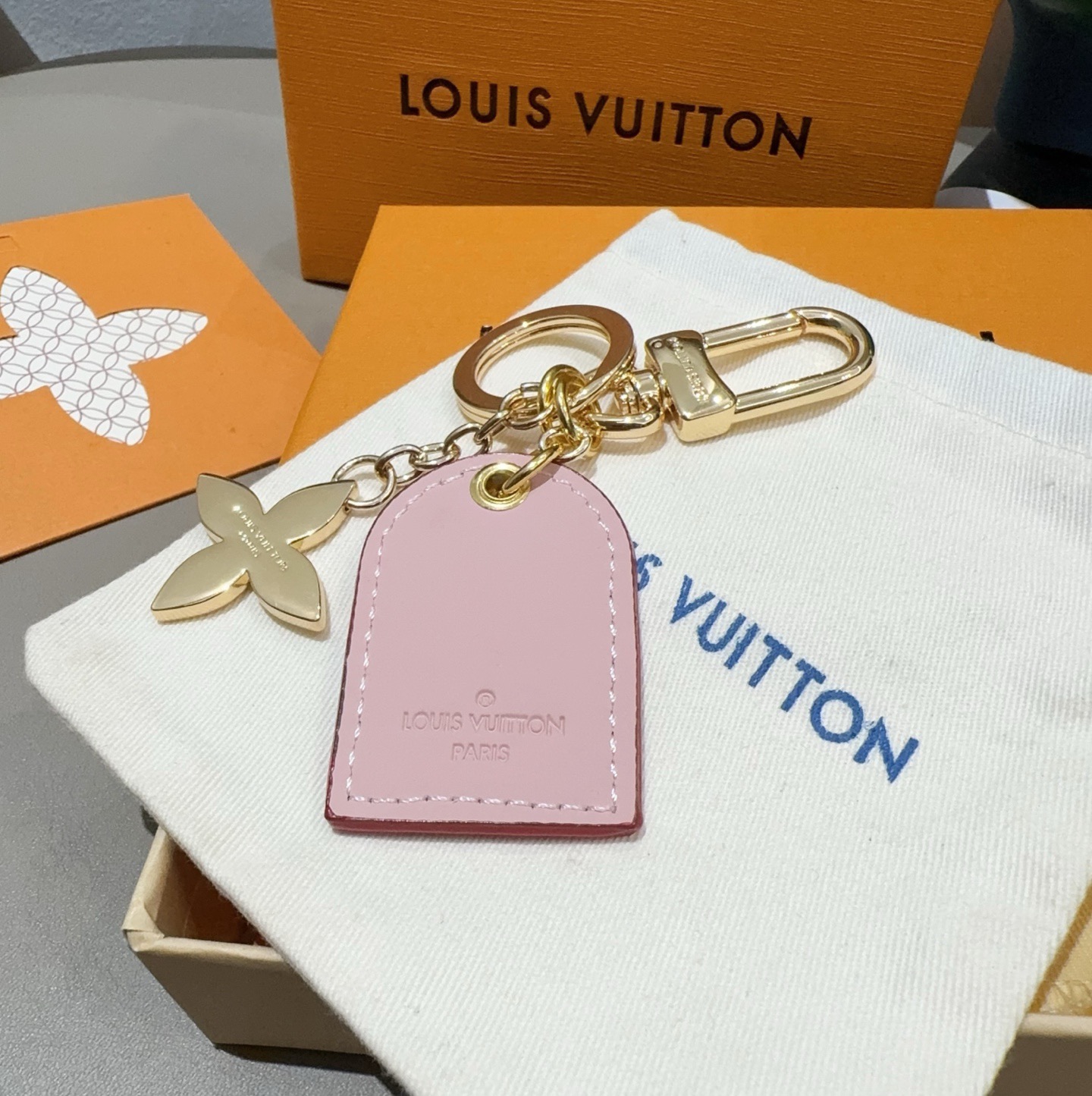 🔥 LV经典老花钥匙扣 包饰与钥匙扣挂件LV Cherished Tab 钥匙扣结合 Monogram 