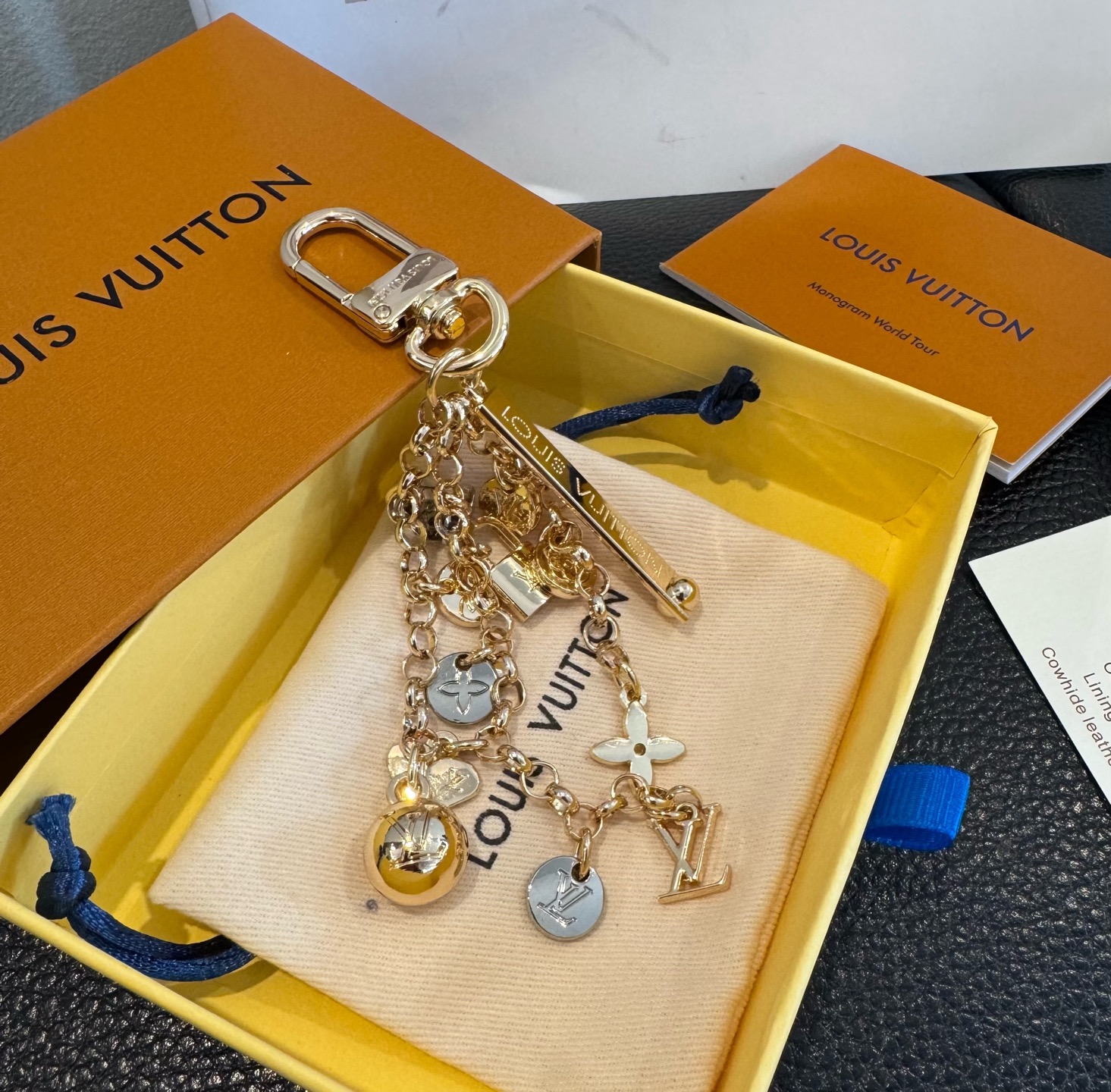🔥LV 钥匙扣 路易威登新款钥匙扣 ，包包挂件 配饰 多元素材质，舒展时尚个性！