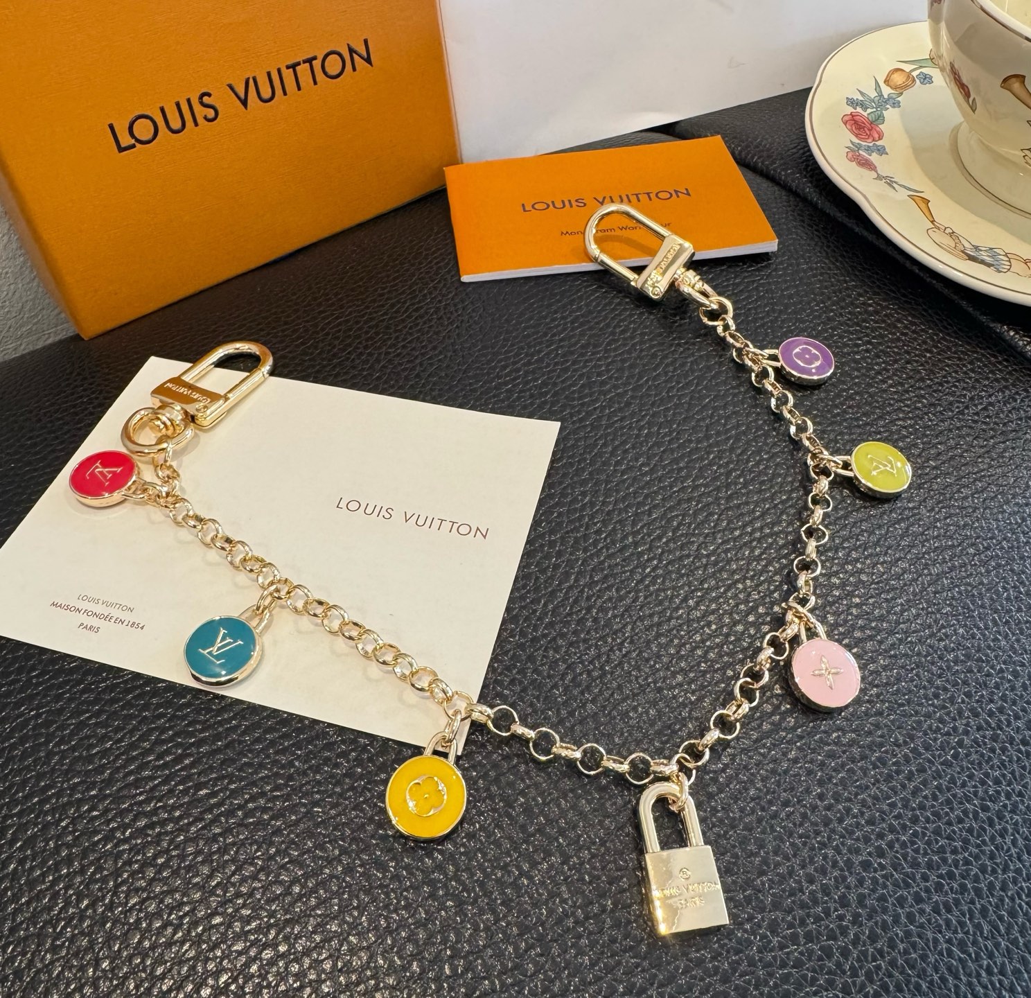 🔥LV 钥匙扣 包链，长款链条⛓️，路易威登新款钥匙扣 ，包包配饰 多元素材质，舒展时尚个性！