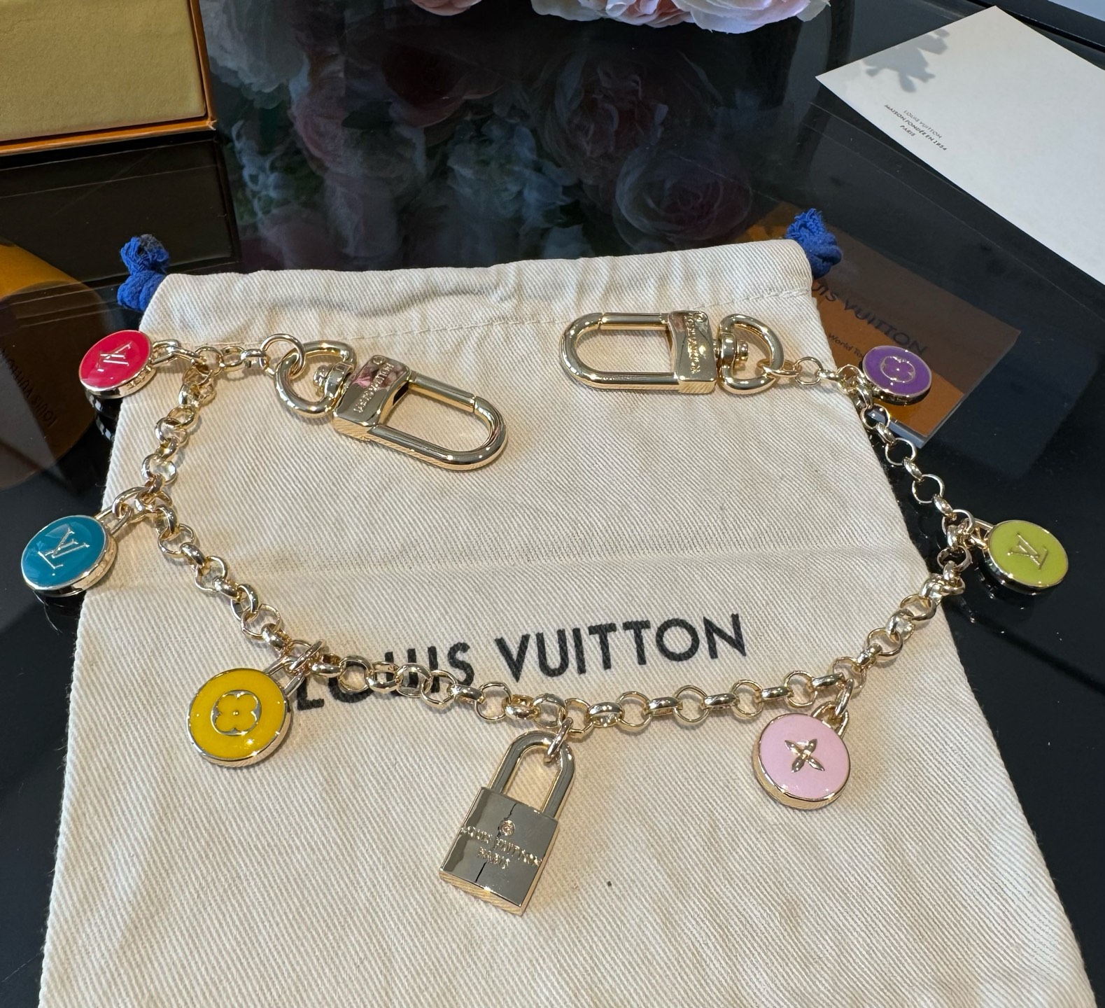 🔥LV 钥匙扣 包链，长款链条⛓️，路易威登新款钥匙扣 ，包包配饰 多元素材质，舒展时尚个性！