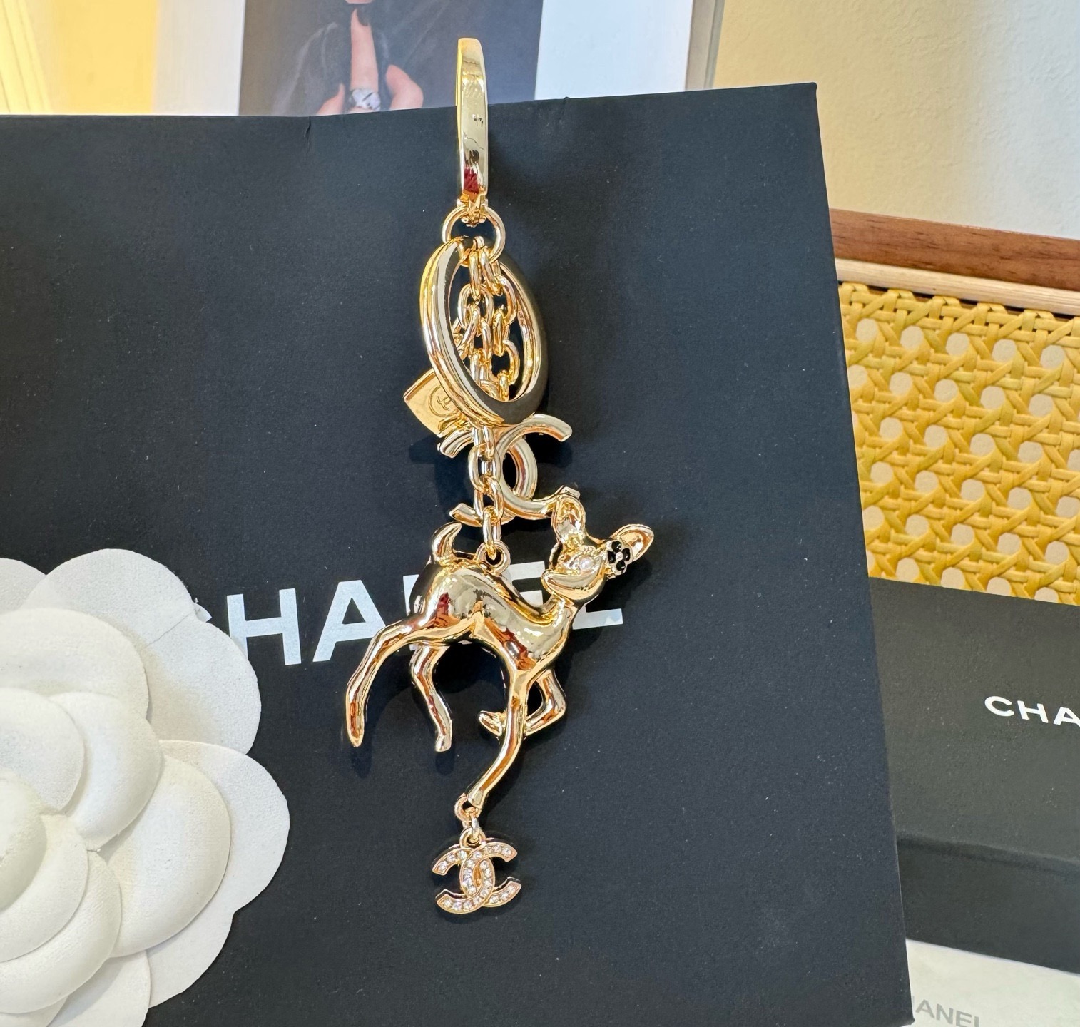 🔥CHANEL香奈儿梅花鹿🦌钥匙扣挂件 ~包包挂饰车钥匙挂件经典双C标志，奢华与趣味并存。随身挂包/钥匙