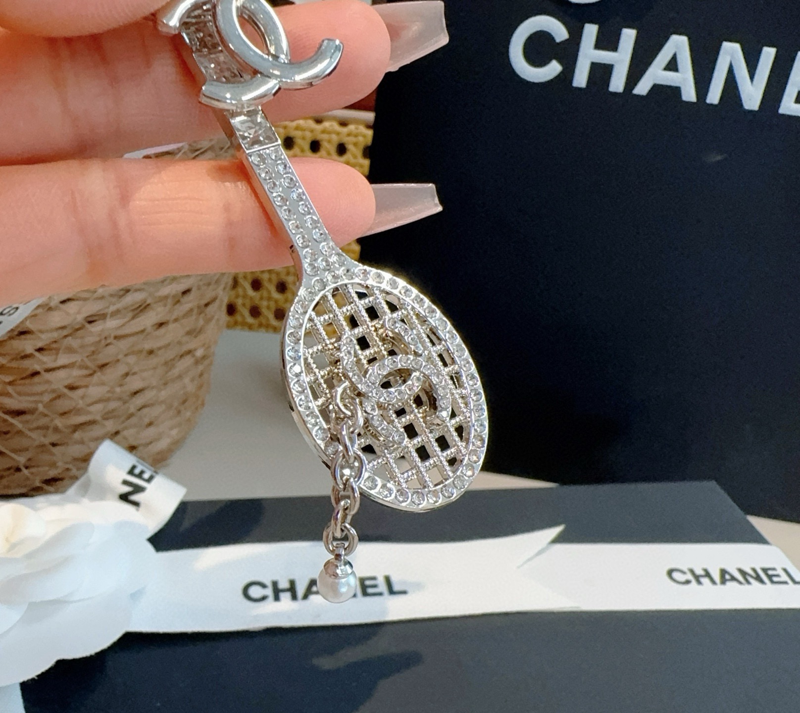 🔥CHANEL香奈儿网球拍钥匙扣挂件 ~包包挂饰车钥匙挂件经典菱格纹搭配双C标志，奢华与趣味并存。随身挂
