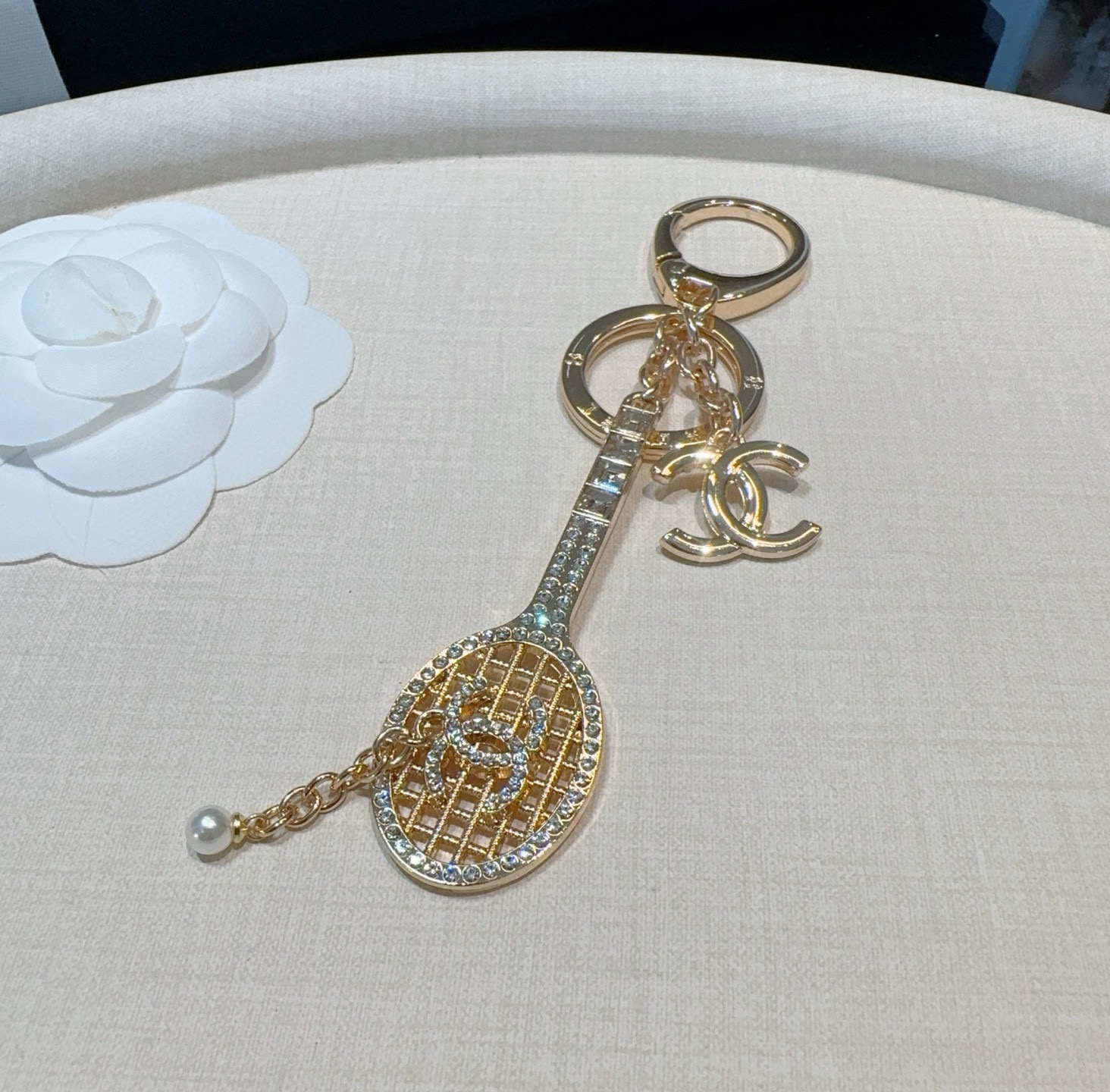 🔥CHANEL香奈儿网球拍钥匙扣挂件 ~包包挂饰车钥匙挂件经典菱格纹搭配双C标志，奢华与趣味并存。随身挂