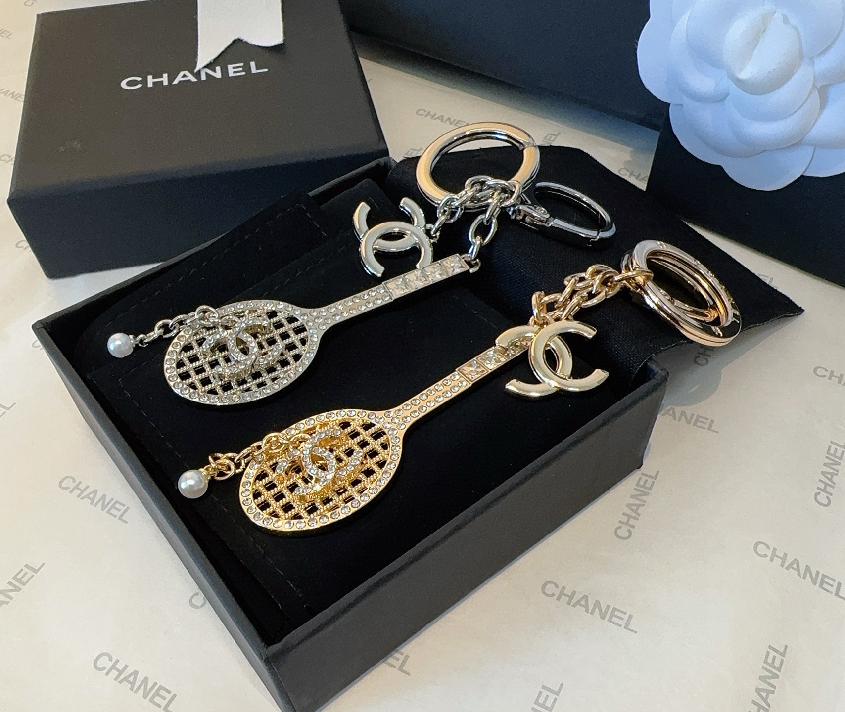 🔥CHANEL香奈儿网球拍钥匙扣挂件 ~包包挂饰车钥匙挂件经典菱格纹搭配双C标志，奢华与趣味并存。随身挂