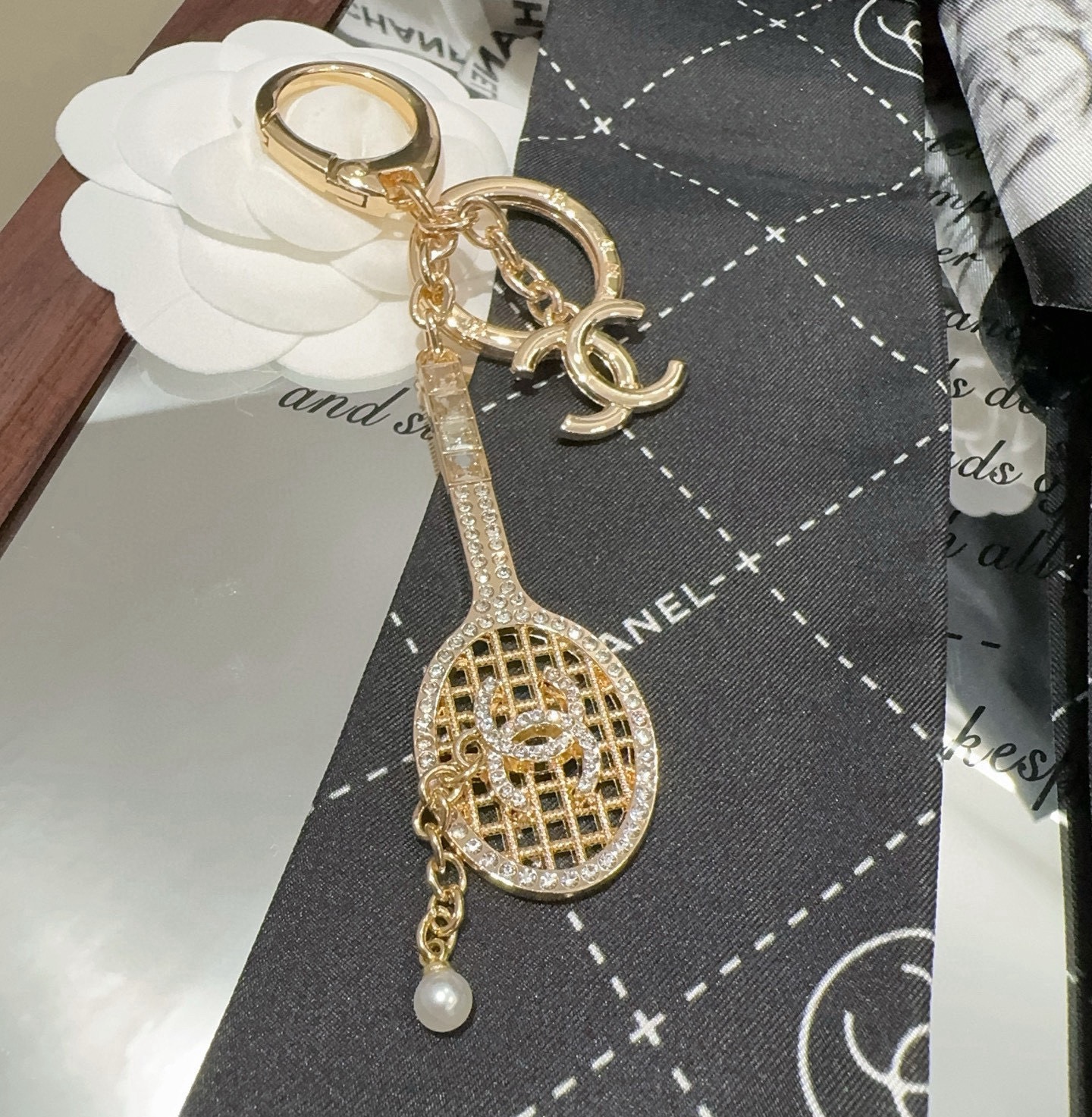 🔥CHANEL香奈儿网球拍钥匙扣挂件 ~包包挂饰车钥匙挂件经典菱格纹搭配双C标志，奢华与趣味并存。随身挂
