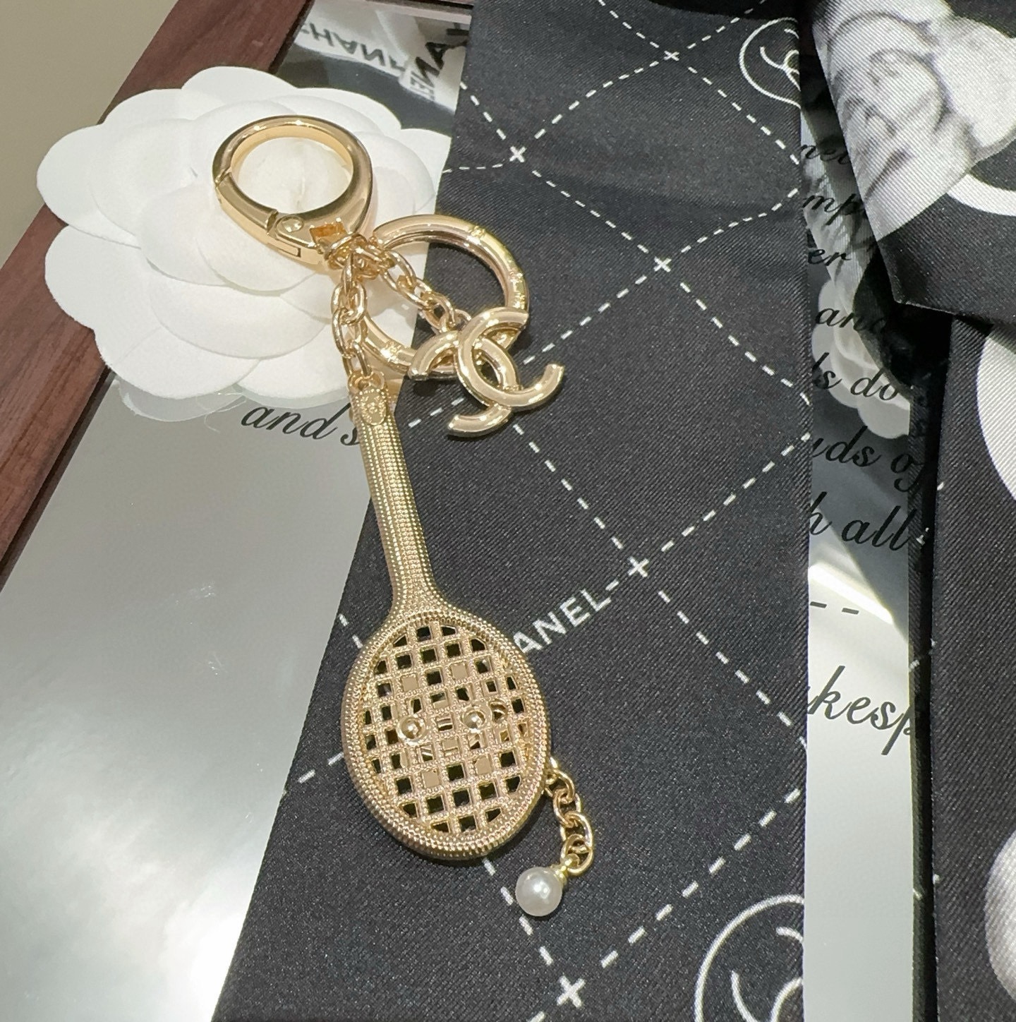 🔥CHANEL香奈儿网球拍钥匙扣挂件 ~包包挂饰车钥匙挂件经典菱格纹搭配双C标志，奢华与趣味并存。随身挂