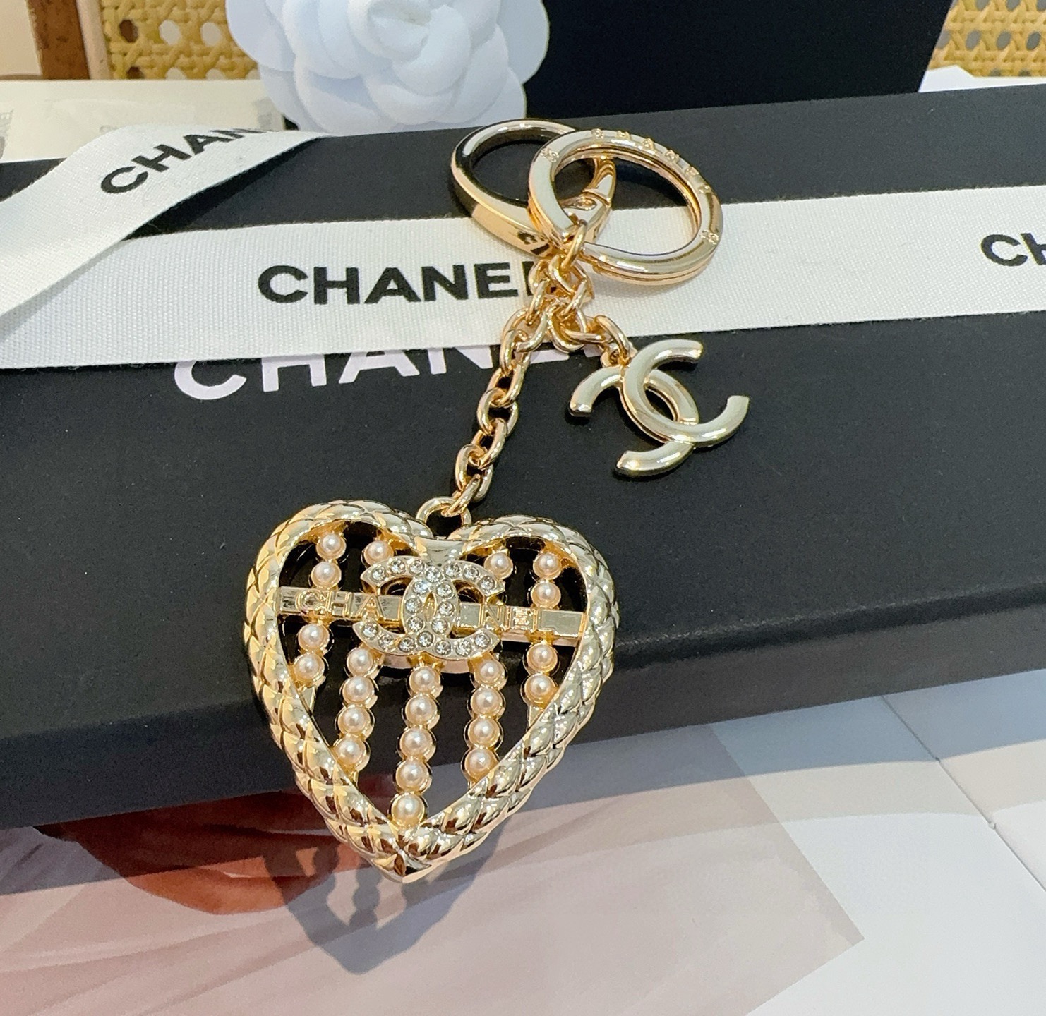 🔥CHANEL香奈儿爱心❤️算盘钥匙扣挂件 ~包包挂饰车钥匙挂件精巧算盘珠点缀爱心设计，经典菱格纹搭配双