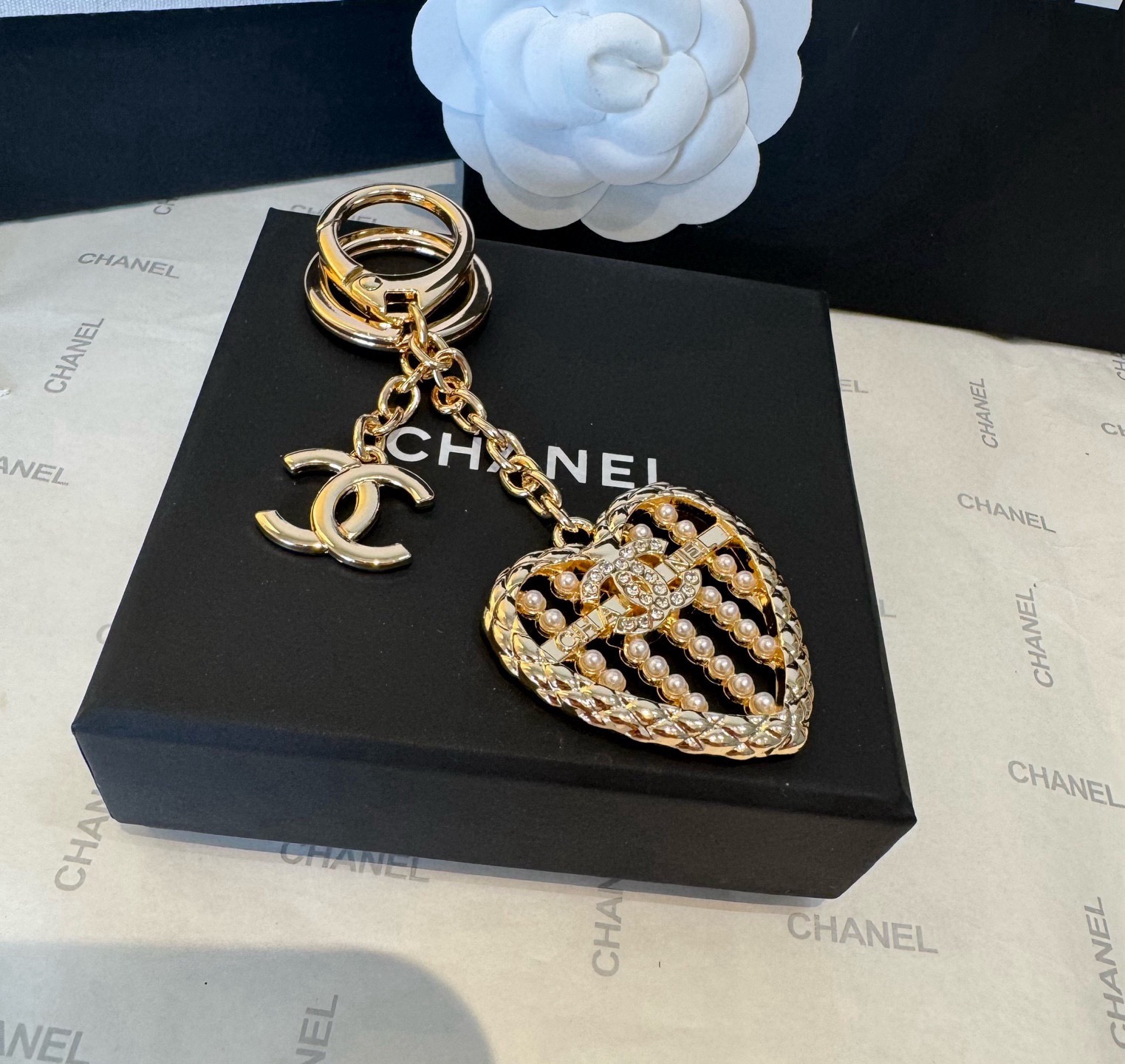 🔥CHANEL香奈儿爱心❤️算盘钥匙扣挂件 ~包包挂饰车钥匙挂件精巧算盘珠点缀爱心设计，经典菱格纹搭配双