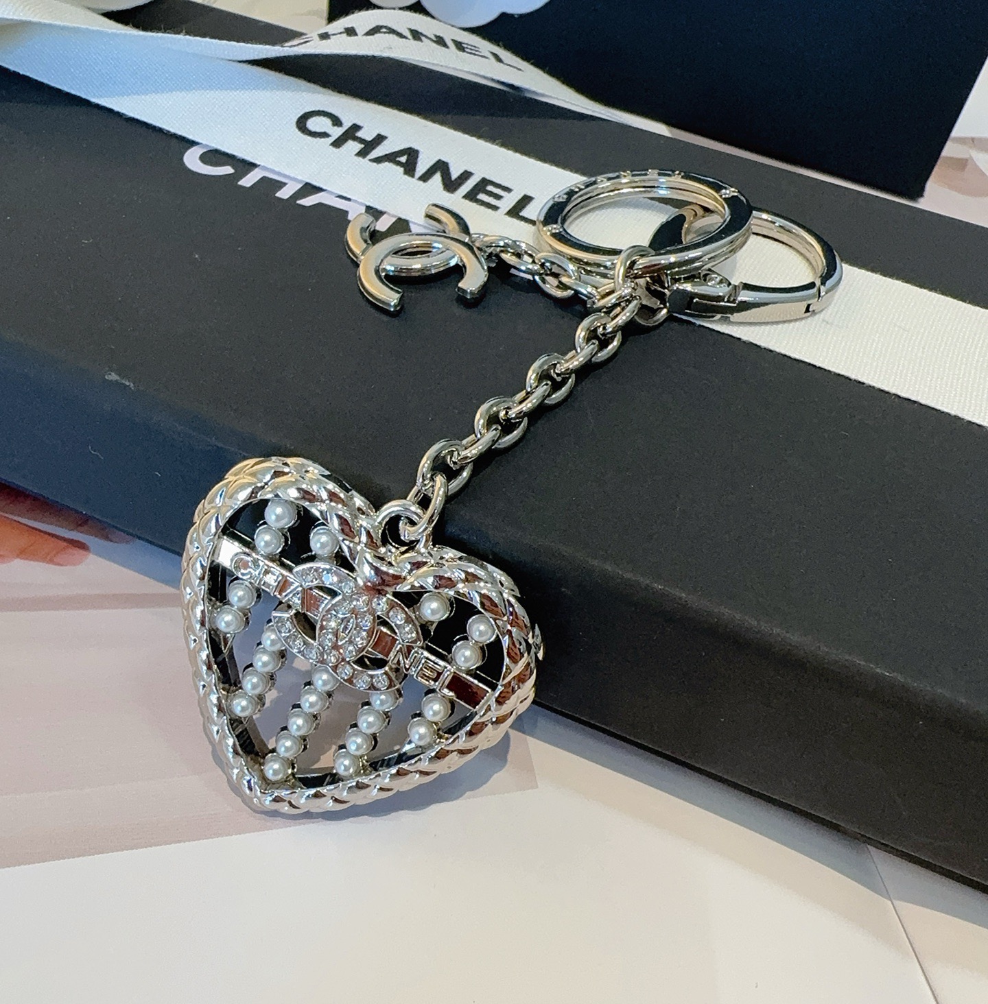 🔥CHANEL香奈儿爱心❤️算盘钥匙扣挂件 ~包包挂饰车钥匙挂件精巧算盘珠点缀爱心设计，经典菱格纹搭配双
