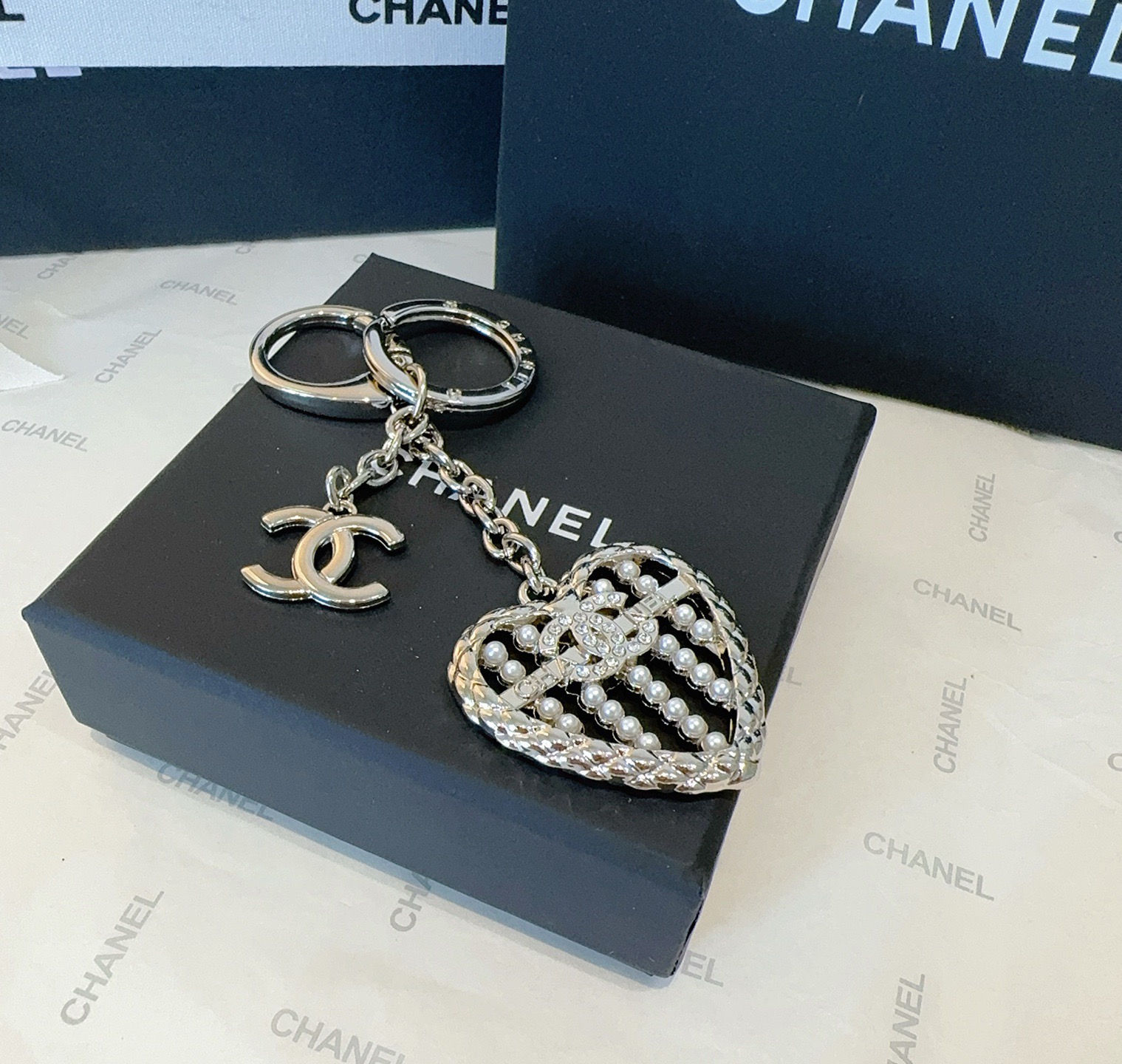 🔥CHANEL香奈儿爱心❤️算盘钥匙扣挂件 ~包包挂饰车钥匙挂件精巧算盘珠点缀爱心设计，经典菱格纹搭配双