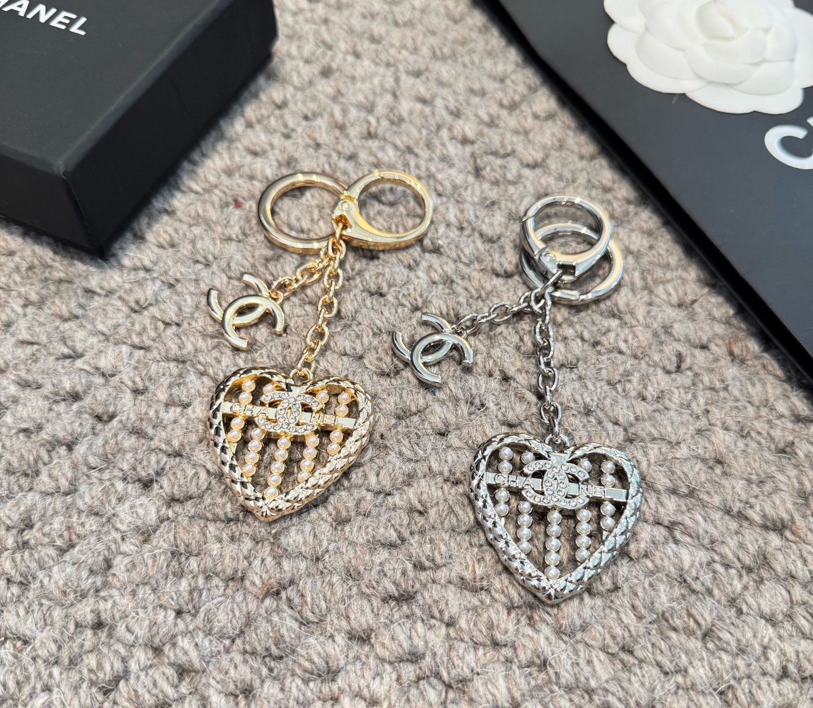 🔥CHANEL香奈儿爱心❤️算盘钥匙扣挂件 ~包包挂饰车钥匙挂件精巧算盘珠点缀爱心设计，经典菱格纹搭配双