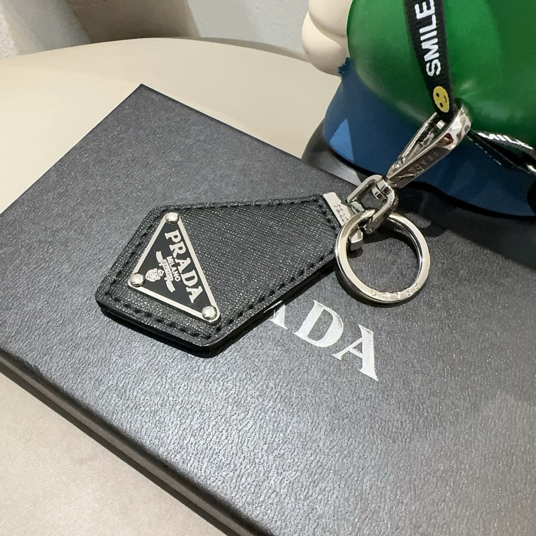 PRADA普拉达钥匙扣 皮质钥匙圈三角形LOGO徽标抛光刚扣钥匙扣挂饰 送礼物最佳选择😍