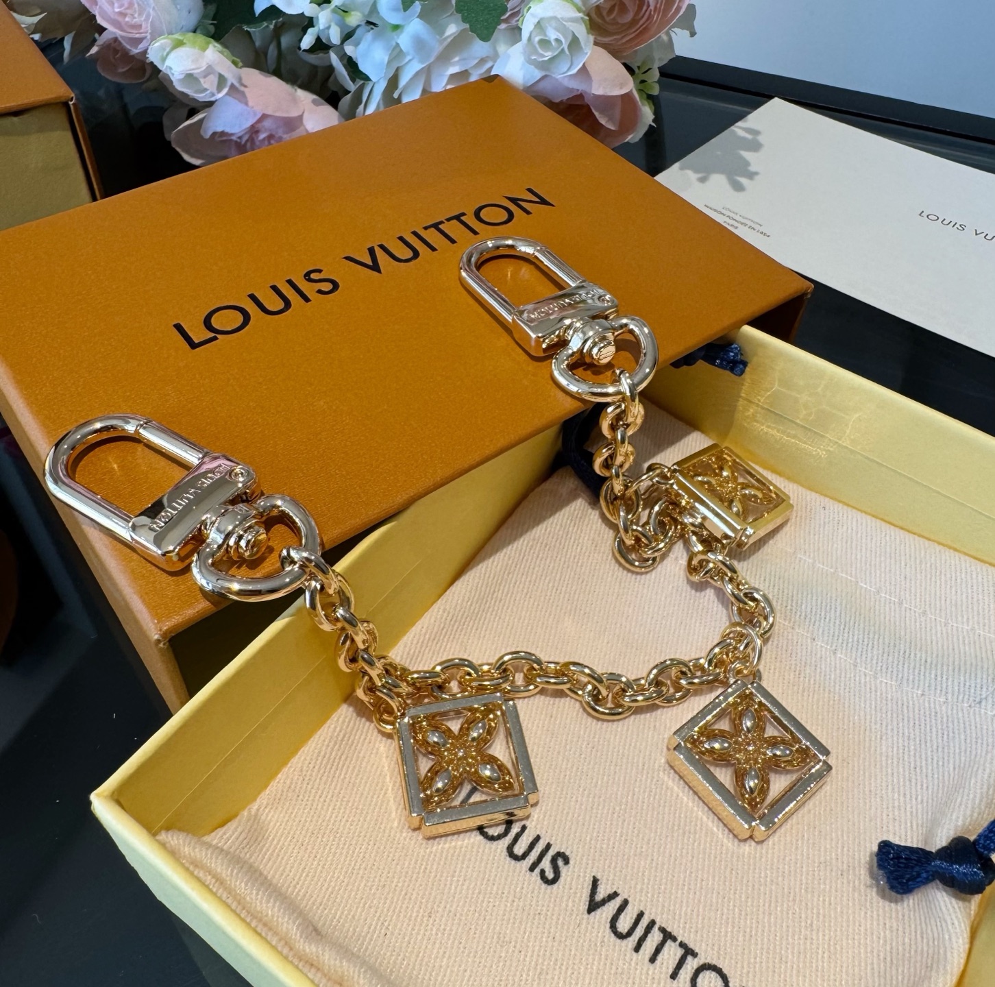官网新款🔥LV包链钥匙扣 路易威登 Sailor包链 挂饰 包包链条精选莹亮金属材质，链节设计灵感源自航