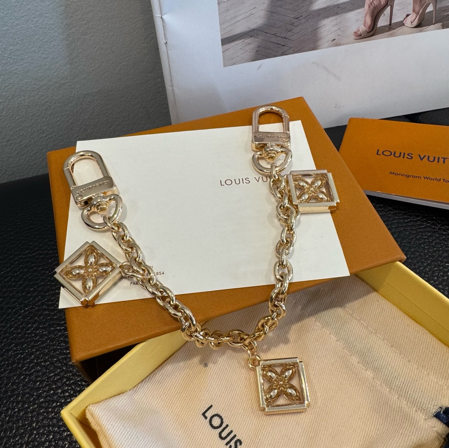 官网新款🔥LV包链钥匙扣 路易威登 Sailor包链 挂饰 包包链条精选莹亮金属材质，链节设计灵感源自航