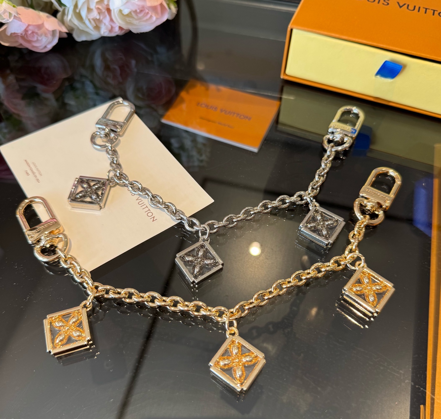 官网新款🔥LV包链钥匙扣 路易威登 Sailor包链 挂饰 包包链条精选莹亮金属材质，链节设计灵感源自航