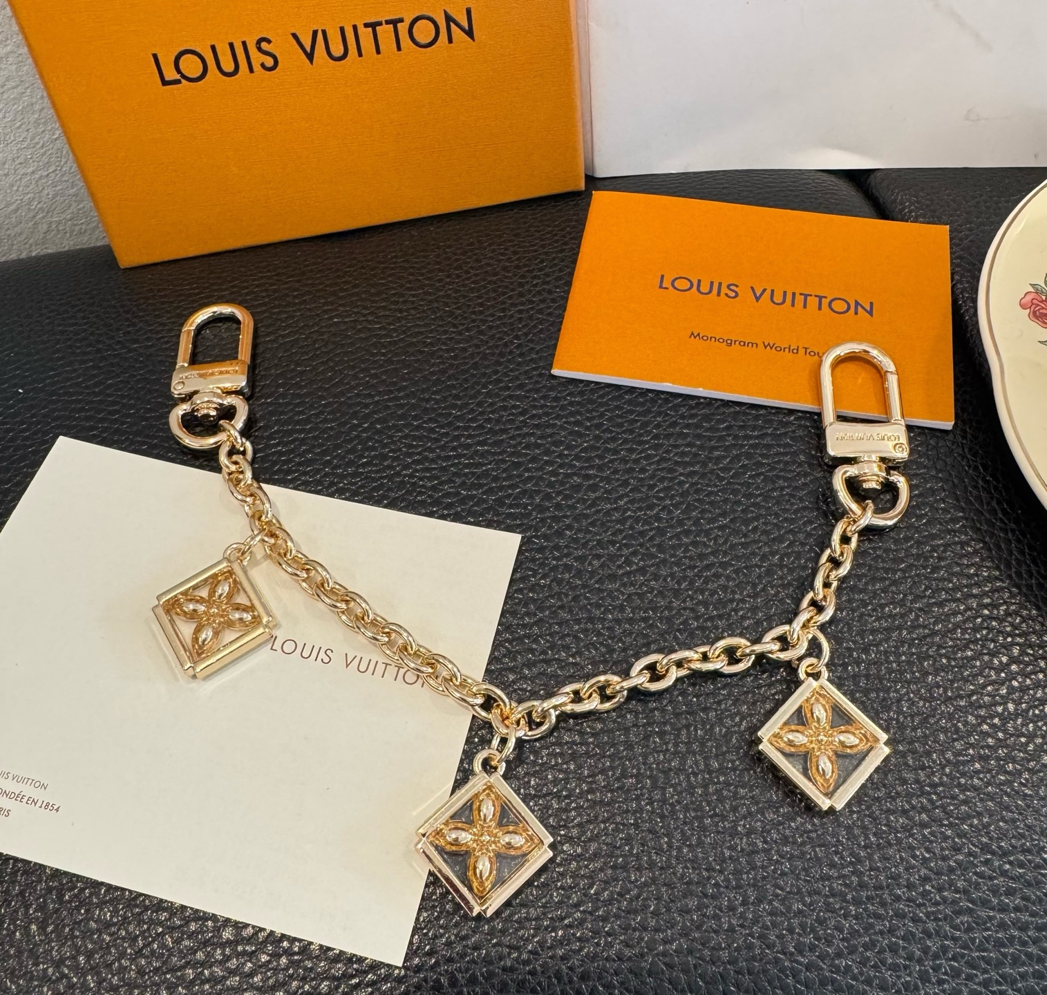 官网新款🔥LV包链钥匙扣 路易威登 Sailor包链 挂饰 包包链条精选莹亮金属材质，链节设计灵感源自航