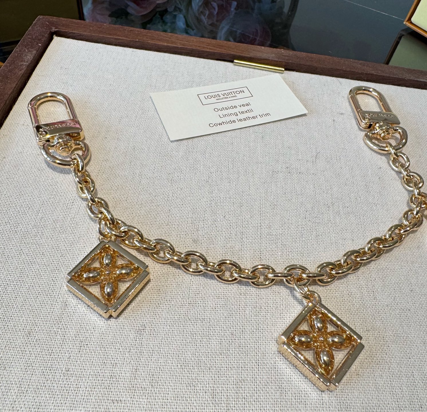 官网新款🔥LV包链钥匙扣 路易威登 Sailor包链 挂饰 包包链条精选莹亮金属材质，链节设计灵感源自航