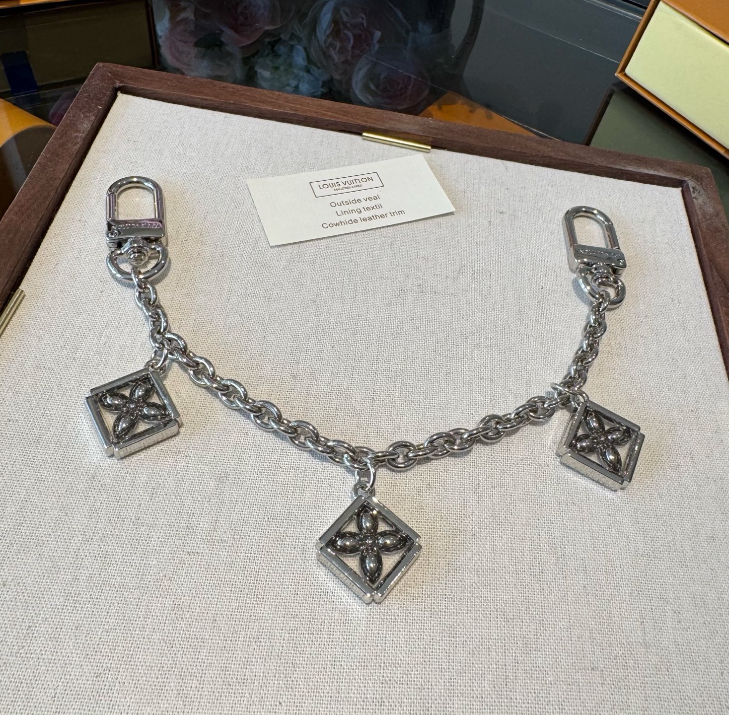 官网新款🔥LV包链钥匙扣 路易威登 Sailor包链 挂饰 包包链条精选莹亮金属材质，链节设计灵感源自航