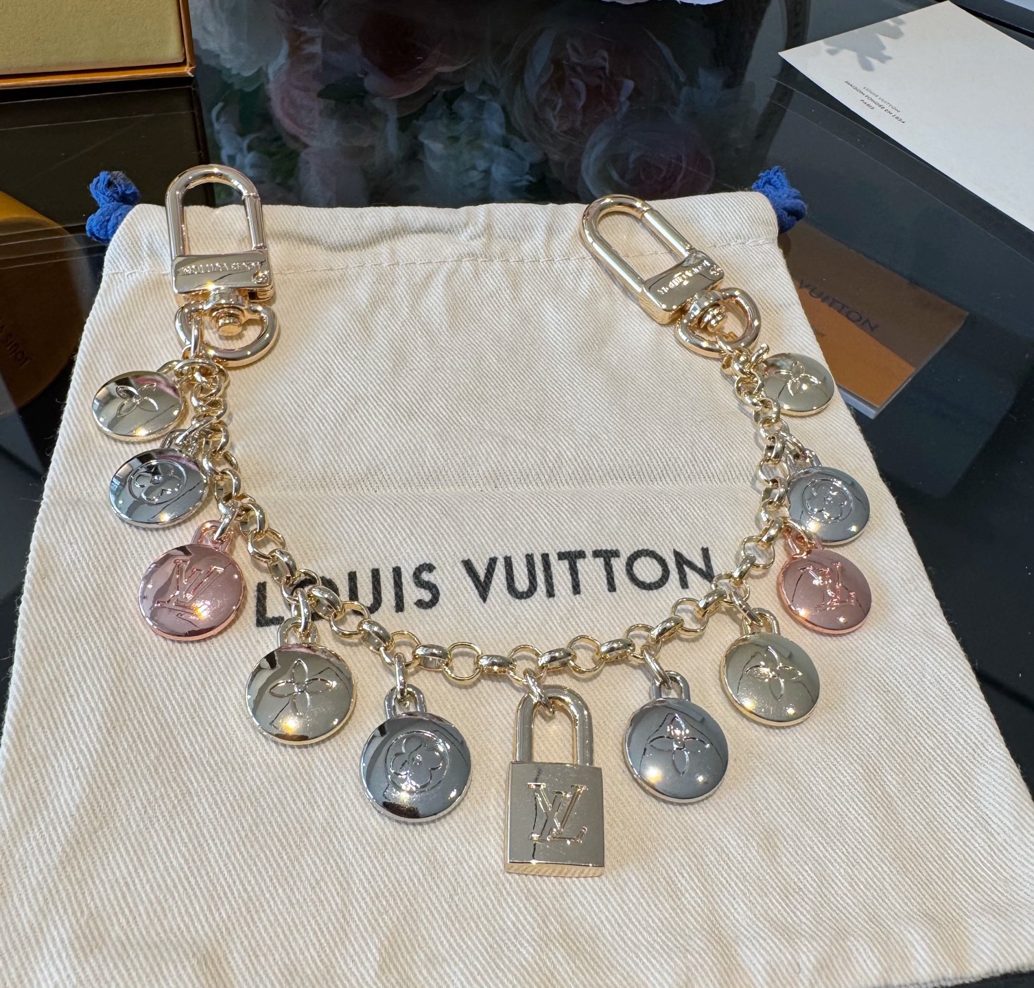 官网新款🔥LV包链 钥匙扣 路易威登珐琅彩色挂饰 包包链条精选莹亮金属 高雅奢华！