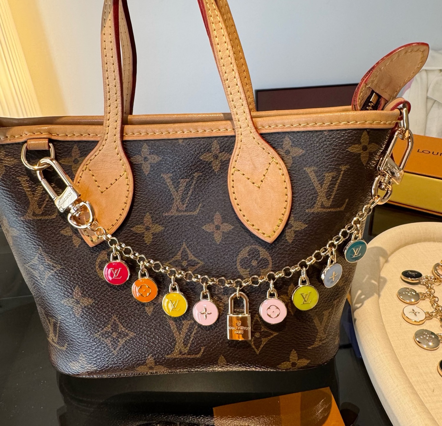 官网新款🔥LV包链 钥匙扣 路易威登珐琅彩色挂饰 包包链条精选莹亮金属 高雅奢华！