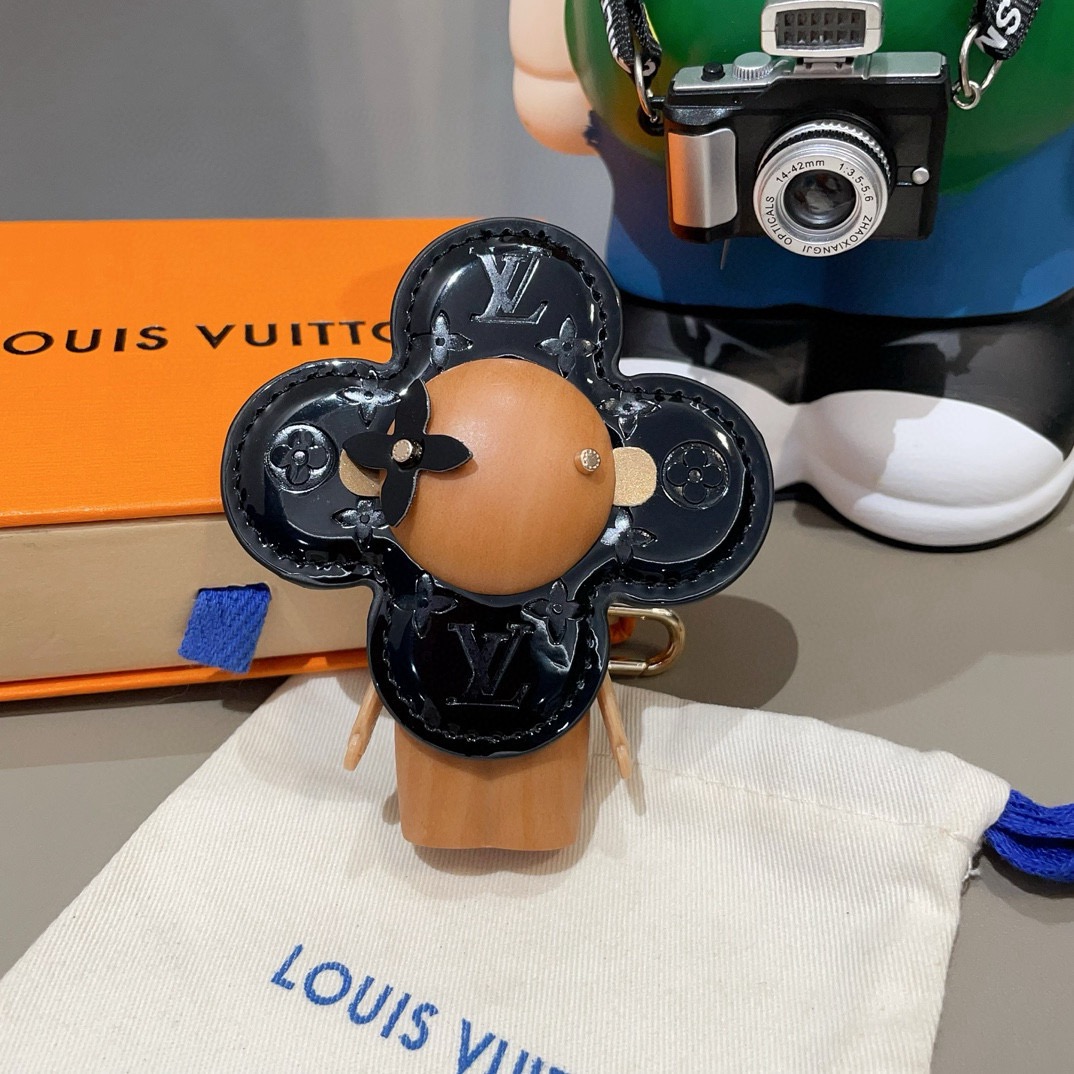 🔥LOUIS VUITTON新款包饰与钥匙扣。LV薇薇安太阳花包包挂件 手机壳挂件可满足各种时尚品味的实