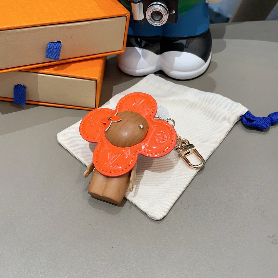 🔥LOUIS VUITTON新款包饰与钥匙扣。LV薇薇安太阳花包包挂件 手机壳挂件可满足各种时尚品味的实