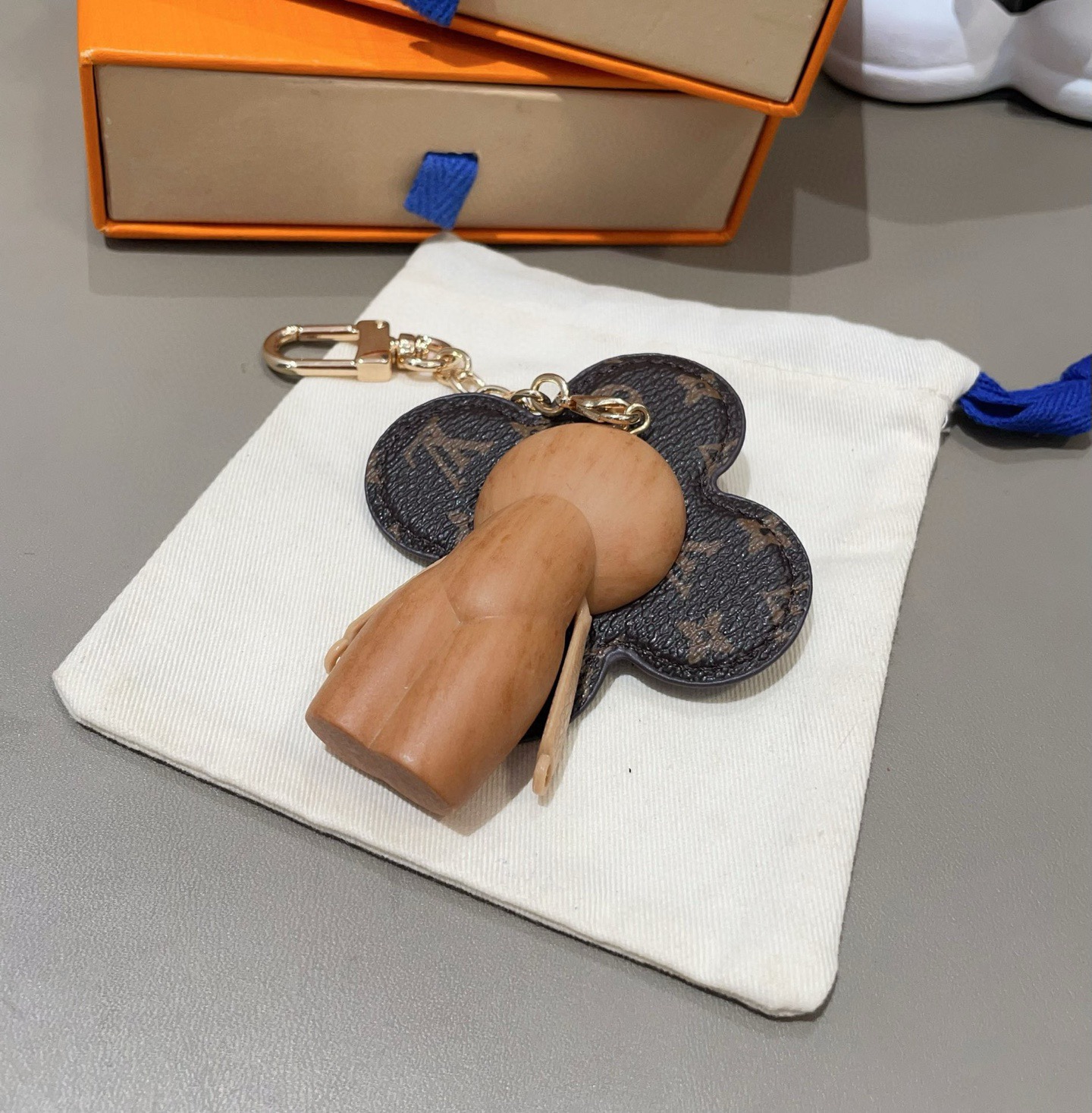 🔥LOUIS VUITTON新款包饰与钥匙扣。LV薇薇安太阳花包包挂件 手机壳挂件可满足各种时尚品味的实