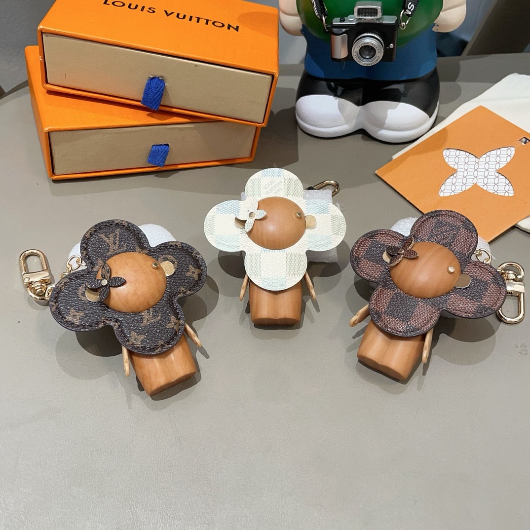 🔥LOUIS VUITTON新款包饰与钥匙扣。LV薇薇安太阳花包包挂件 手机壳挂件可满足各种时尚品味的实