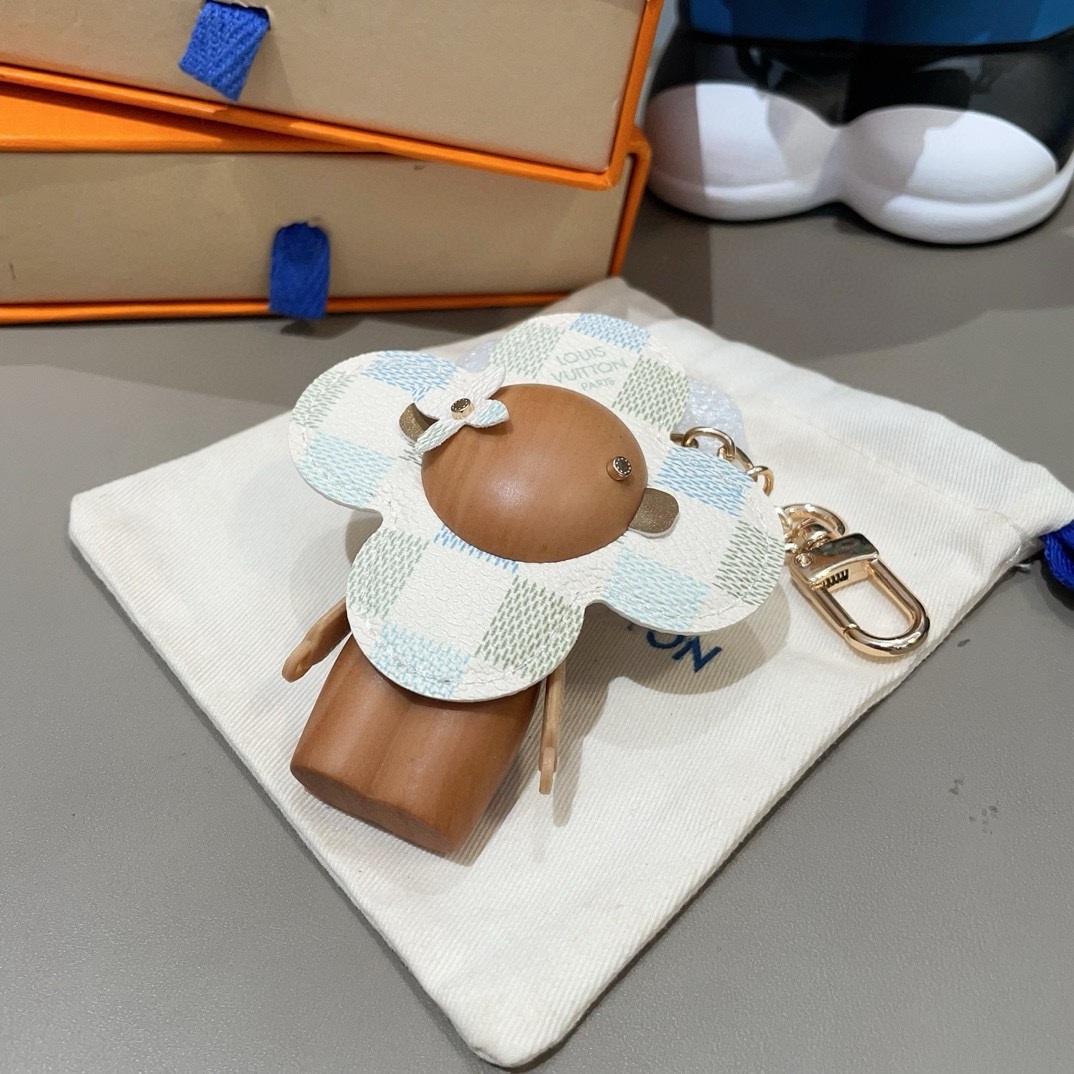 🔥LOUIS VUITTON新款包饰与钥匙扣。LV薇薇安太阳花包包挂件 手机壳挂件可满足各种时尚品味的实