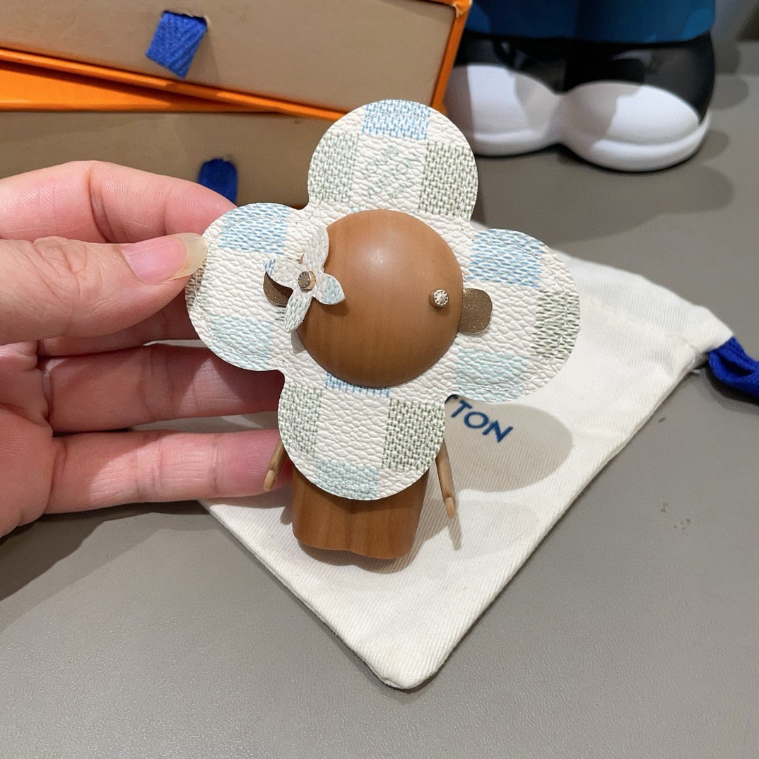 🔥LOUIS VUITTON新款包饰与钥匙扣。LV薇薇安太阳花包包挂件 手机壳挂件可满足各种时尚品味的实