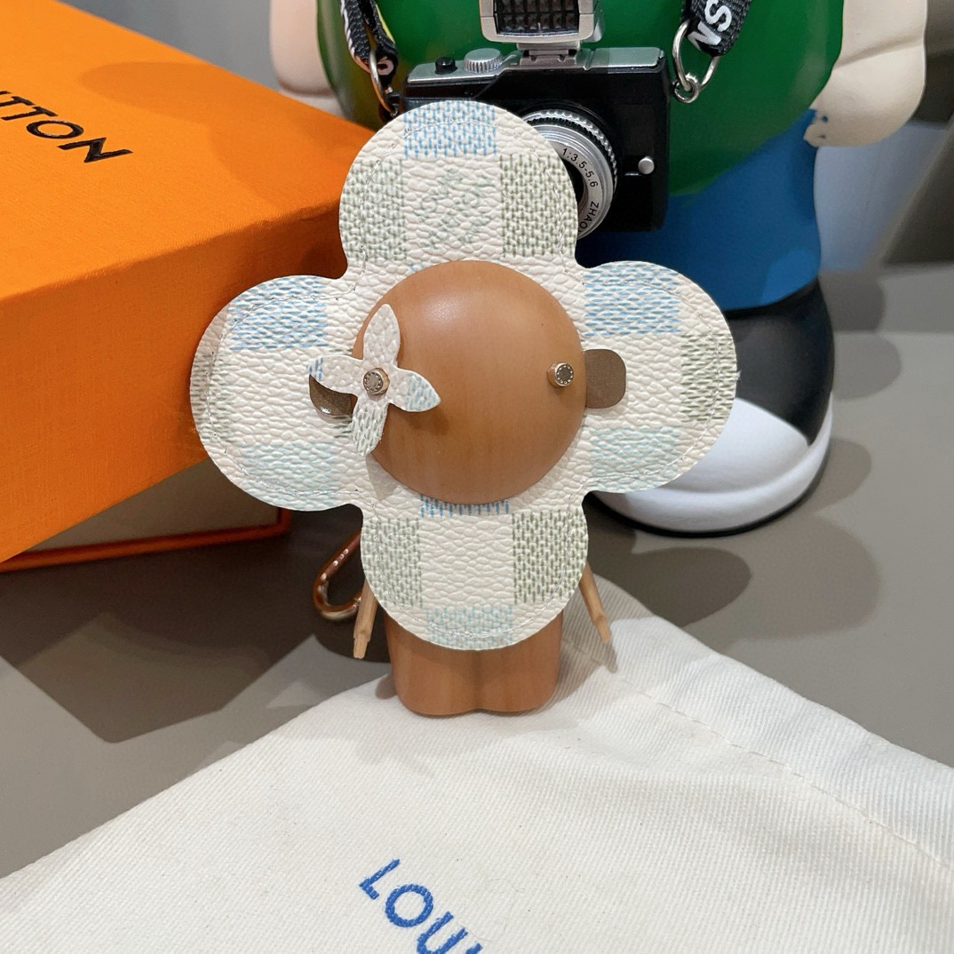 🔥LOUIS VUITTON新款包饰与钥匙扣。LV薇薇安太阳花包包挂件 手机壳挂件可满足各种时尚品味的实