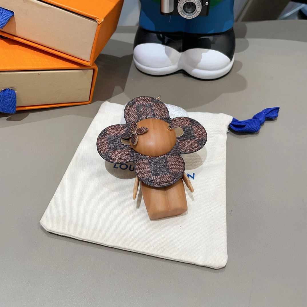 🔥LOUIS VUITTON新款包饰与钥匙扣。LV薇薇安太阳花包包挂件 手机壳挂件可满足各种时尚品味的实