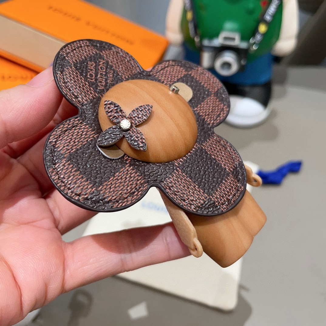 🔥LOUIS VUITTON新款包饰与钥匙扣。LV薇薇安太阳花包包挂件 手机壳挂件可满足各种时尚品味的实