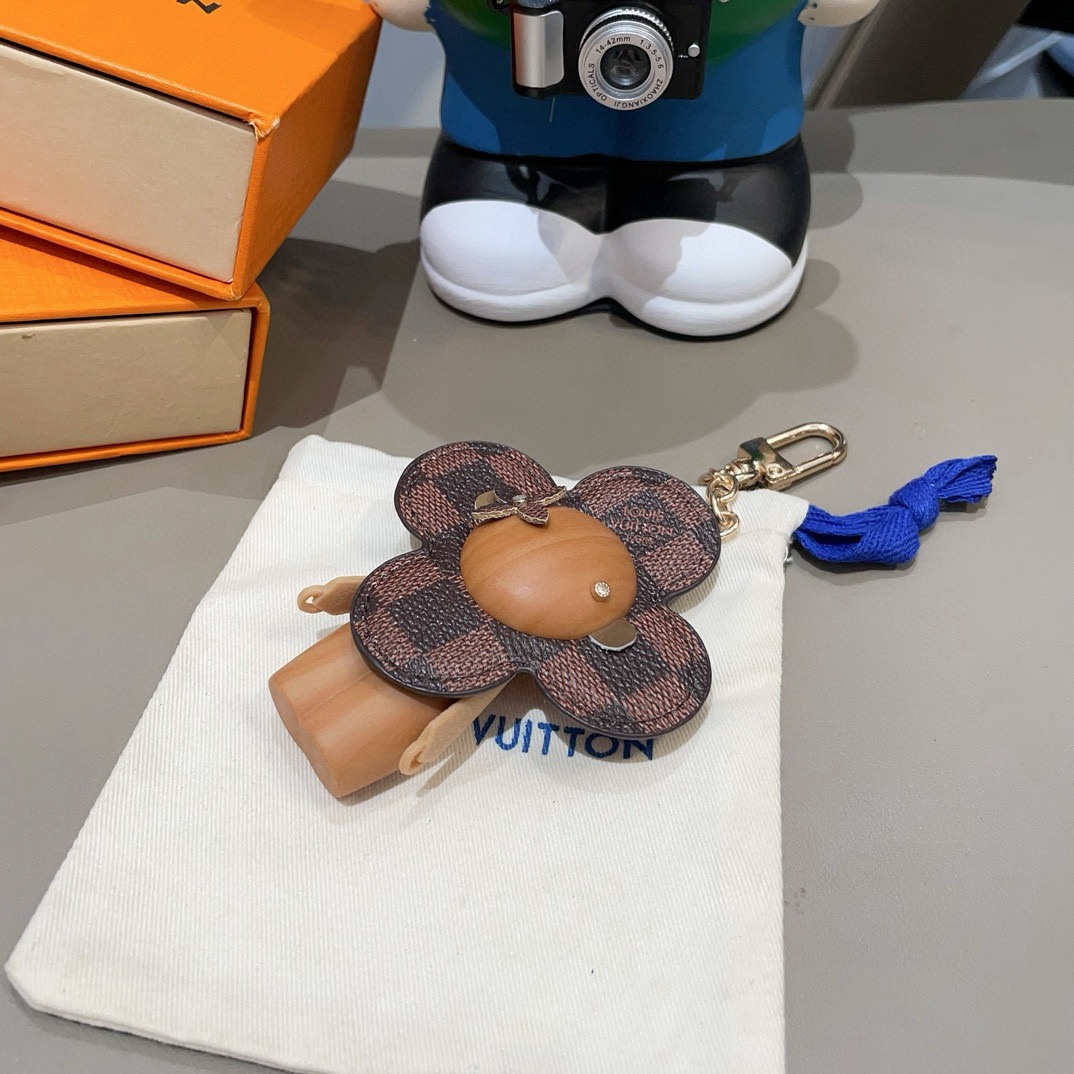 🔥LOUIS VUITTON新款包饰与钥匙扣。LV薇薇安太阳花包包挂件 手机壳挂件可满足各种时尚品味的实
