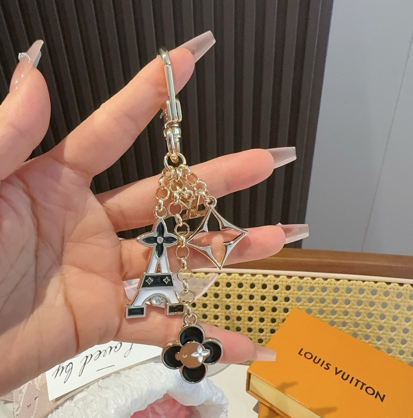 🔥 Lv包饰与钥匙扣 包包挂件LV 巴黎铁塔精巧链条四叶草铭牌装饰，与小号尖瓣 Monogram 花卉相