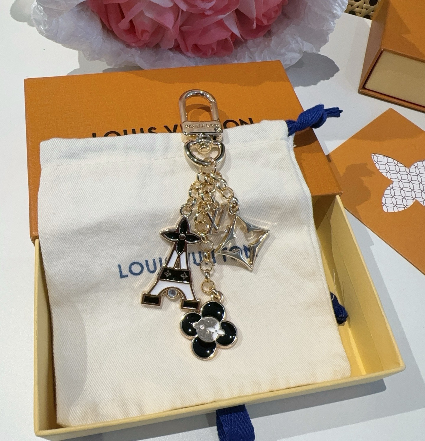 🔥 Lv包饰与钥匙扣 包包挂件LV 巴黎铁塔精巧链条四叶草铭牌装饰，与小号尖瓣 Monogram 花卉相